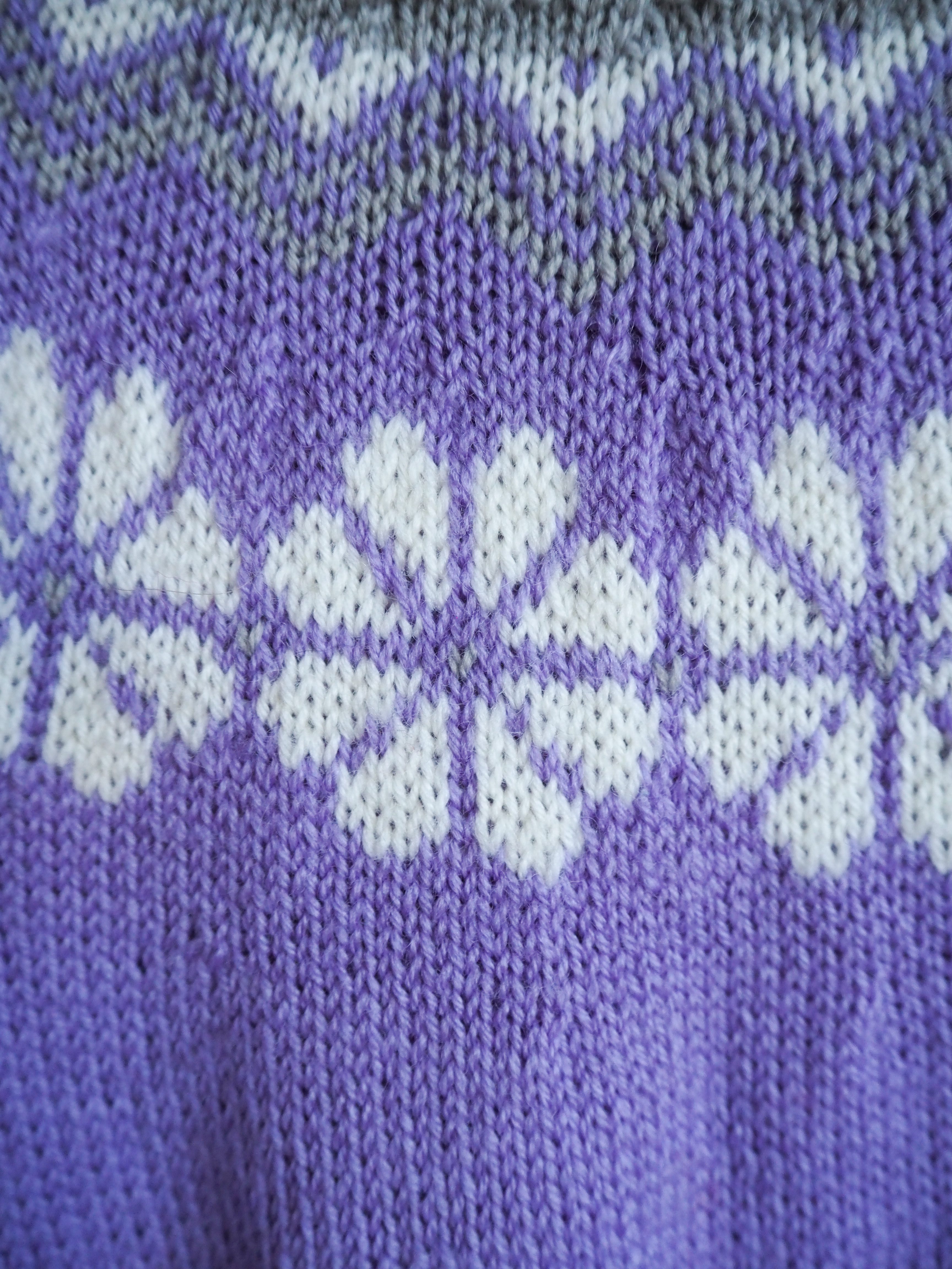 Sweter w kwiaty Wełna