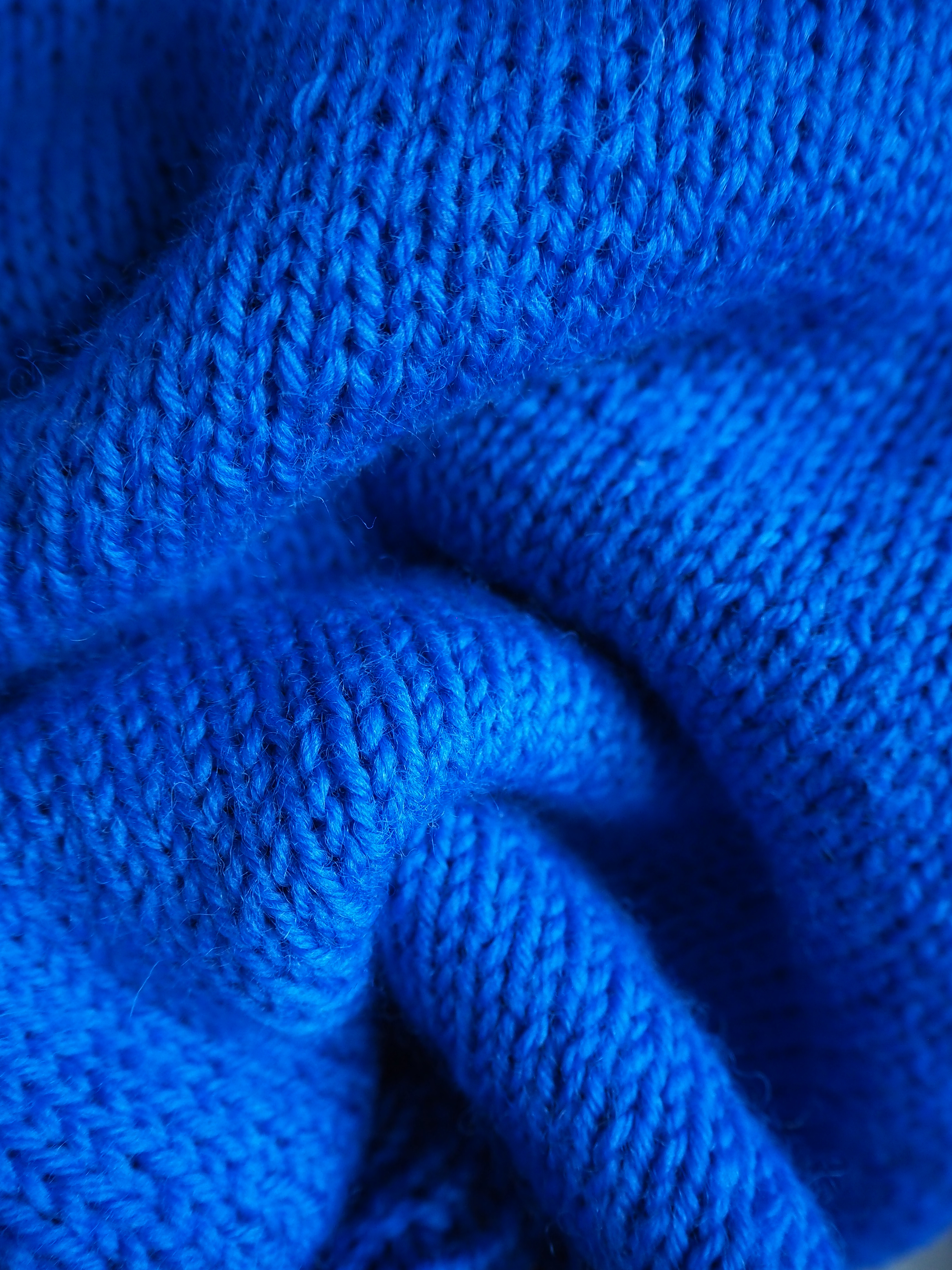 Kobaltowy sweter Wełna