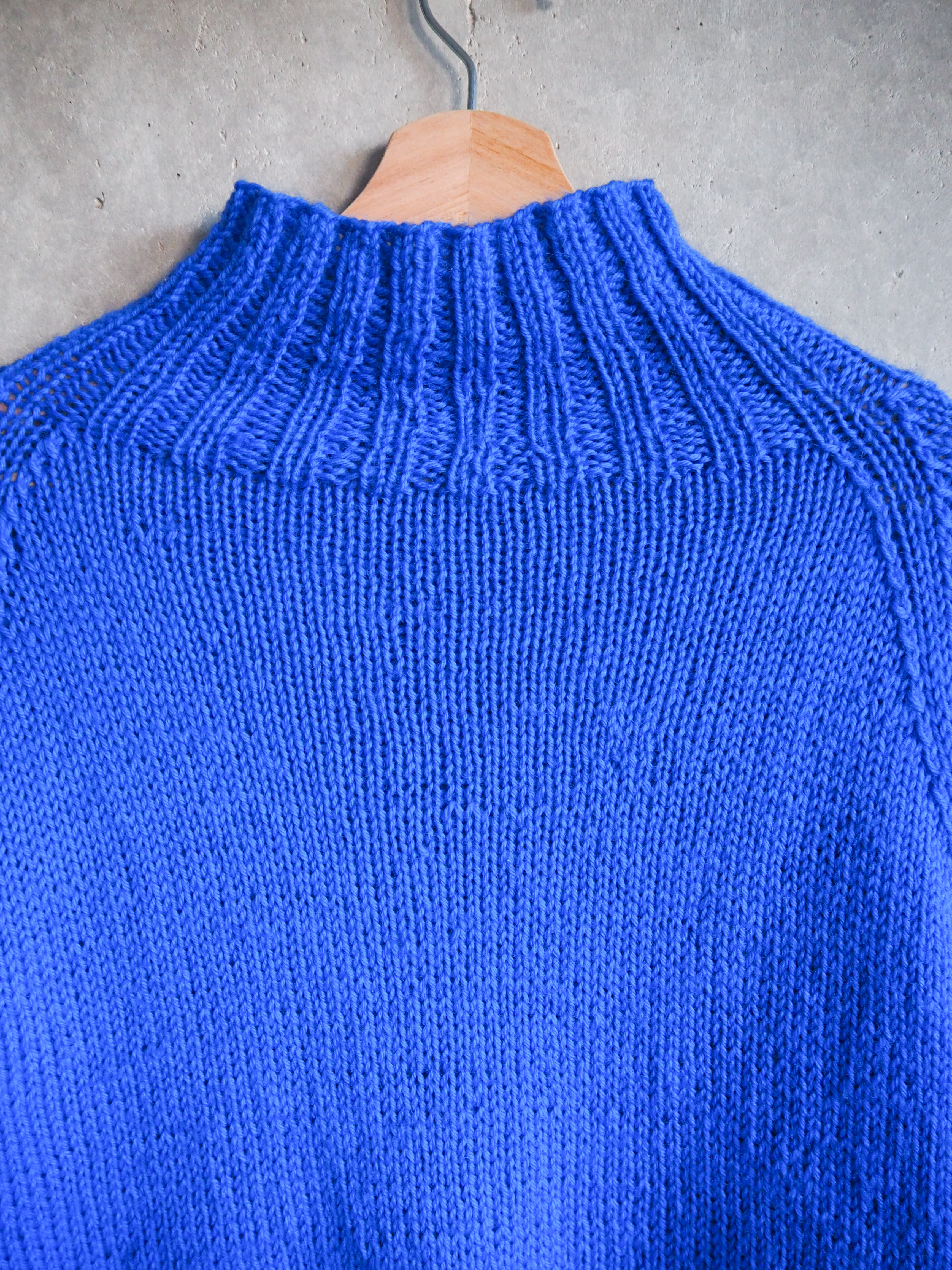 Kobaltowy sweter Wełna