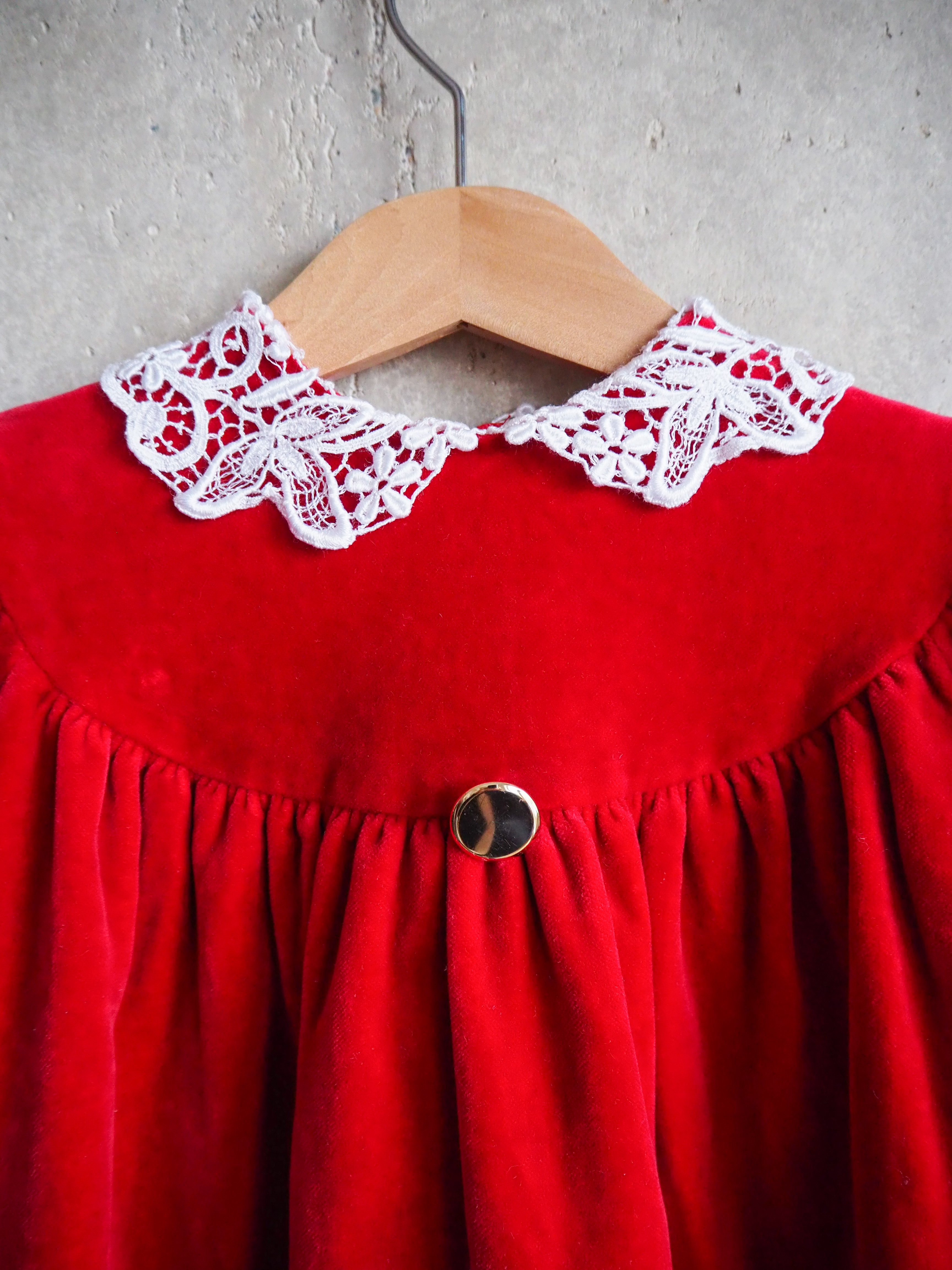 Welurowa sukienka z kołnierzykiem Vintage