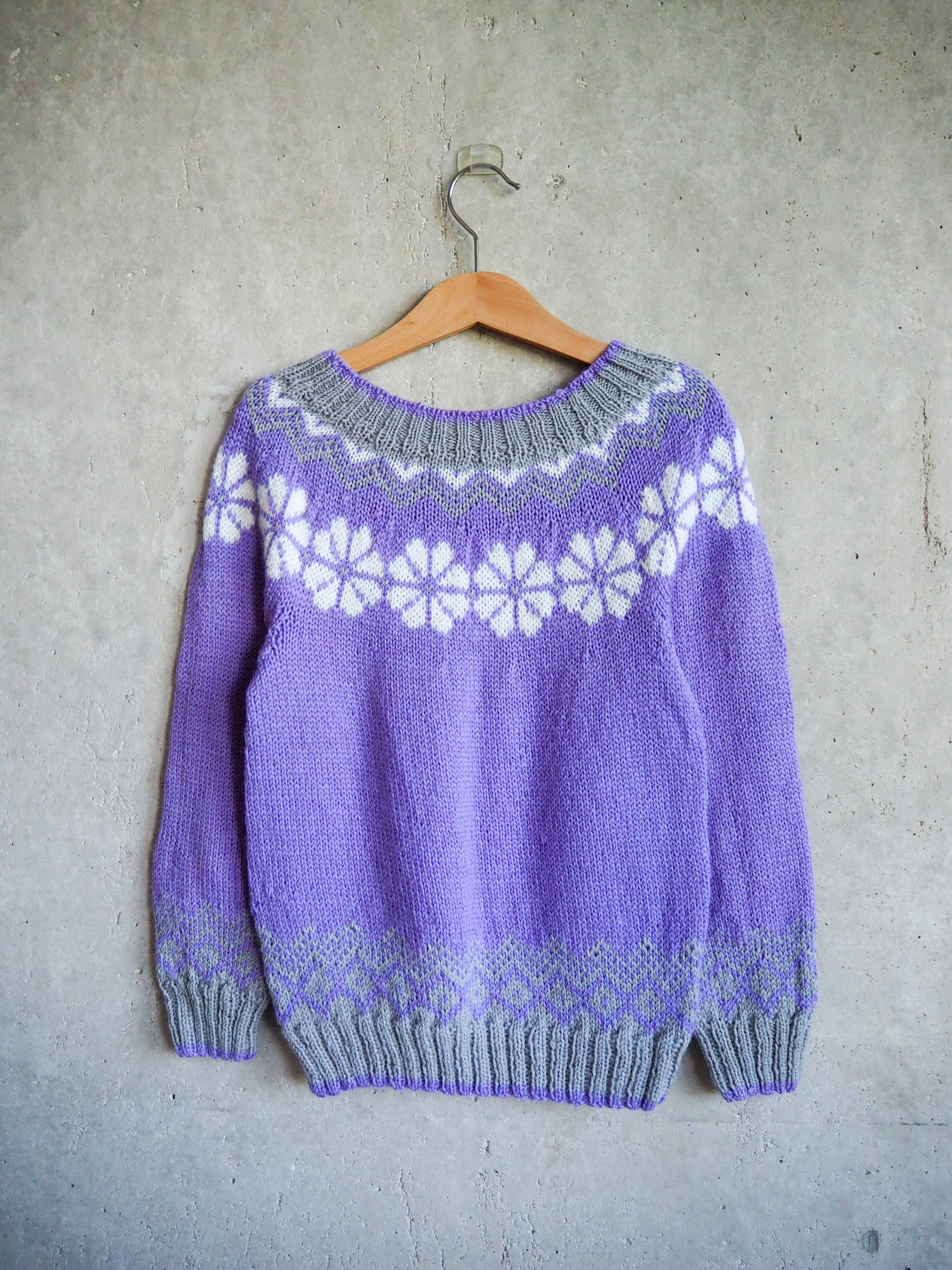 Sweter w kwiaty Wełna