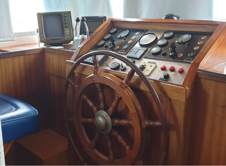 CRUCERO DE PASAJE Y TURISMO "TINA"