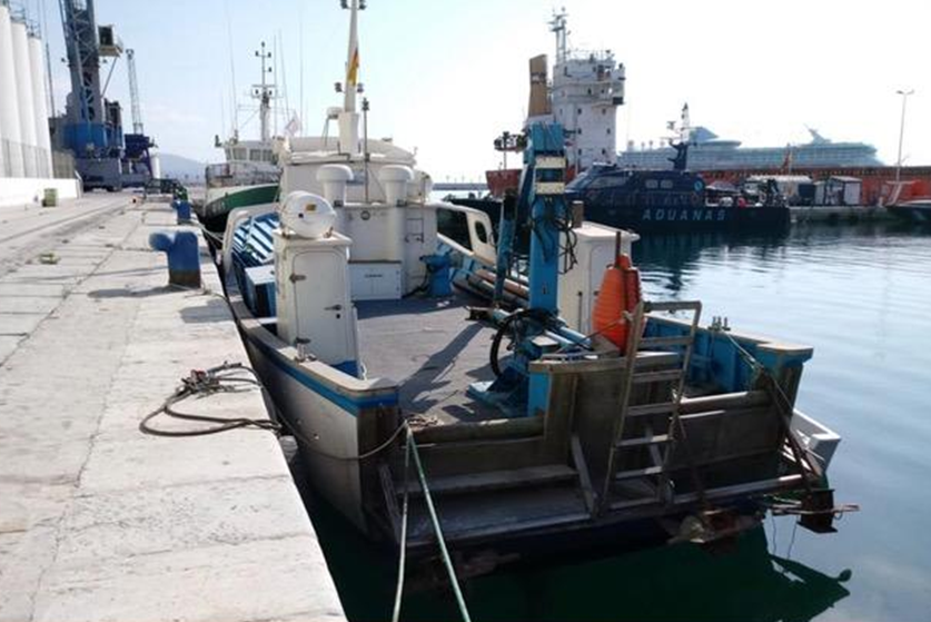 MONOCASCO CON GRUA PREPARADO PARA TRABAJOS PORTUARIOS Y SUBMARINOS