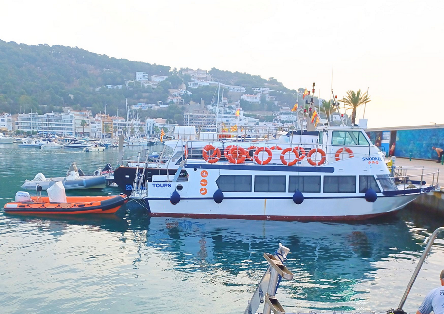 Barco turístico de pasajeros JURIOLA