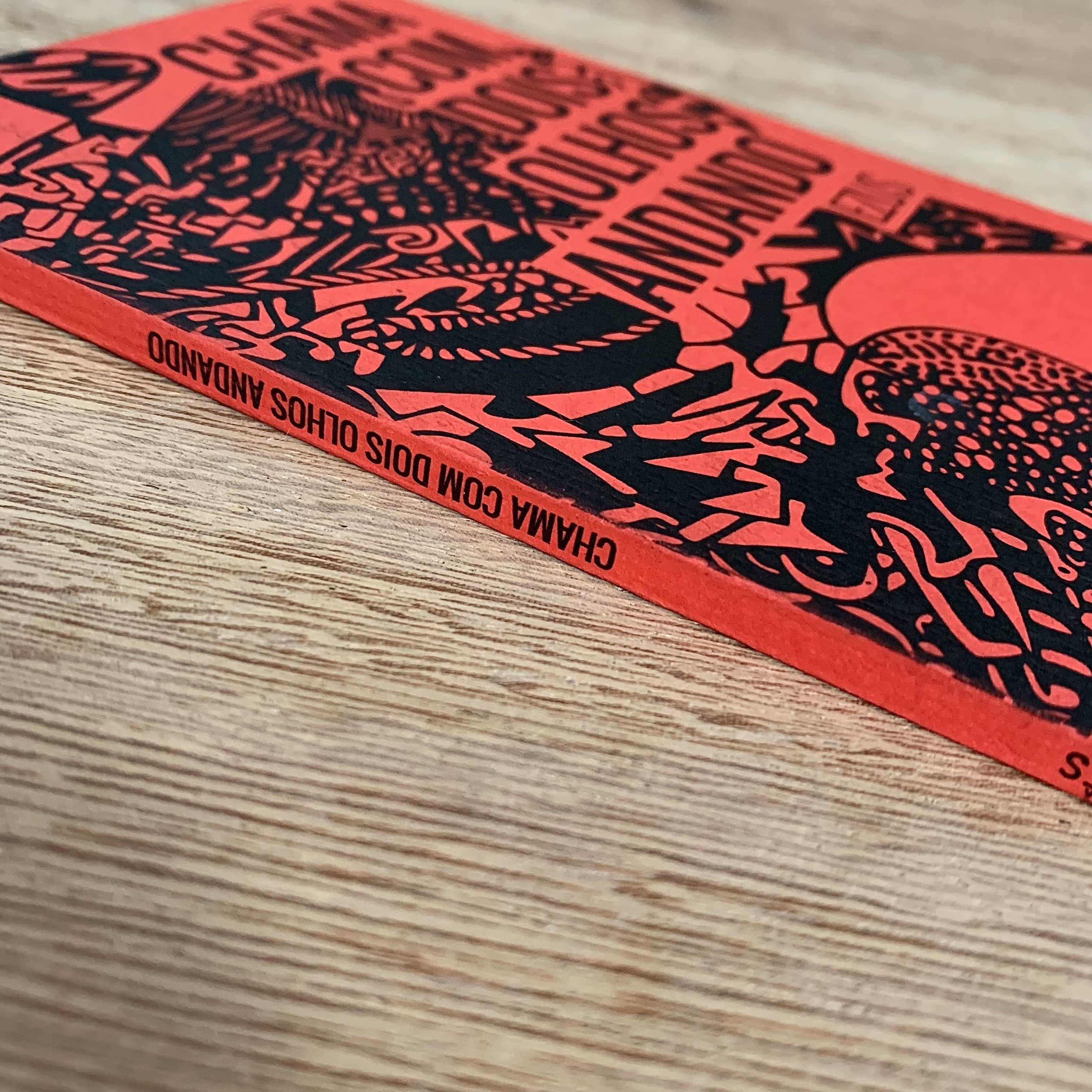 CHAMA COM DOIS OLHOS ANDANDO | EZUS 