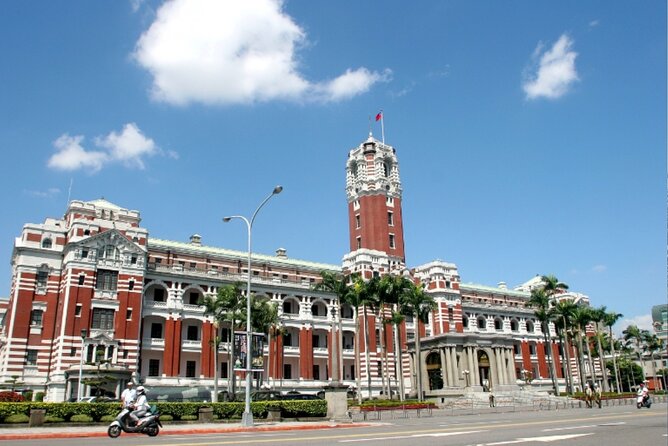 Scavenger Hunt and Sights Self-Guided Tour in Taipei, Taiwan