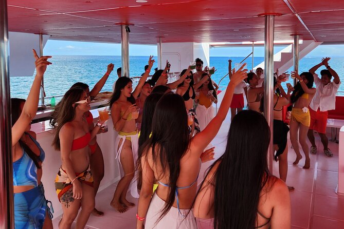 BORACAY PARTY BOAT WITH DRINKS & FOODS (4 -6 PM)