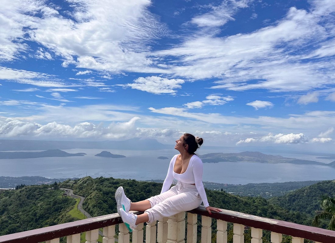 Tagaytay Day Tour sightseeing with Panoramic Taal volcano view