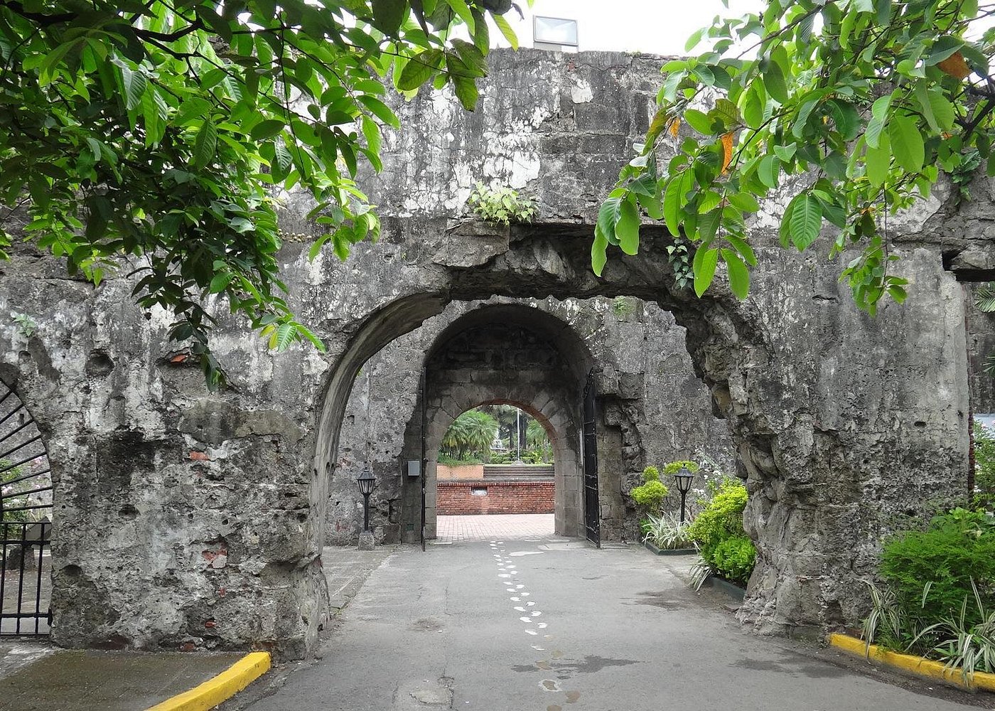Manila Old and New: Sightseeing Tour Including Intramuros and Fort Santiago