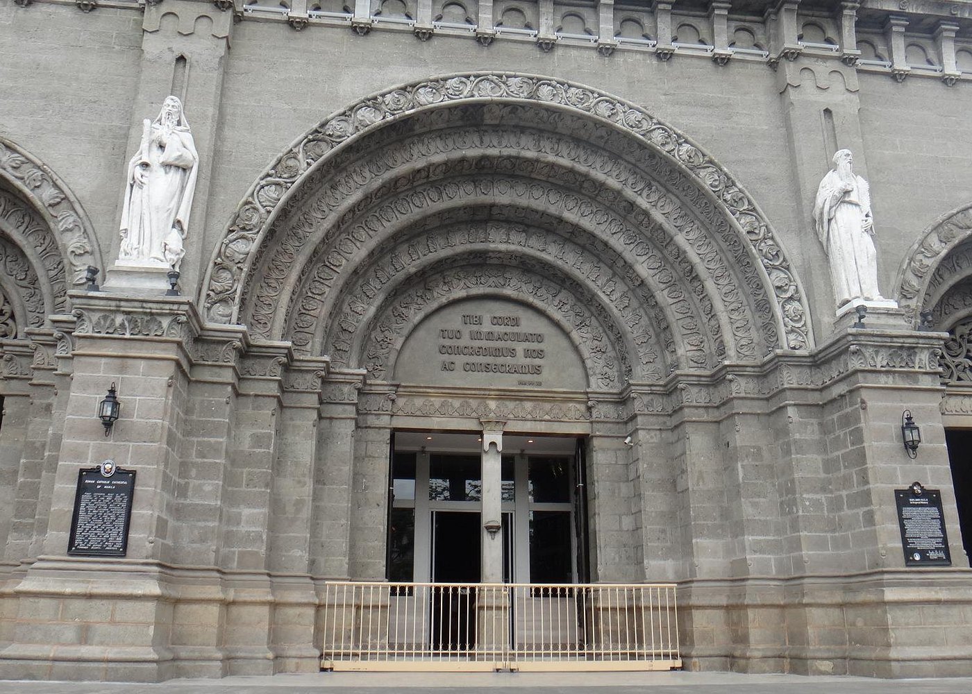 Manila Old and New: Sightseeing Tour Including Intramuros and Fort Santiago