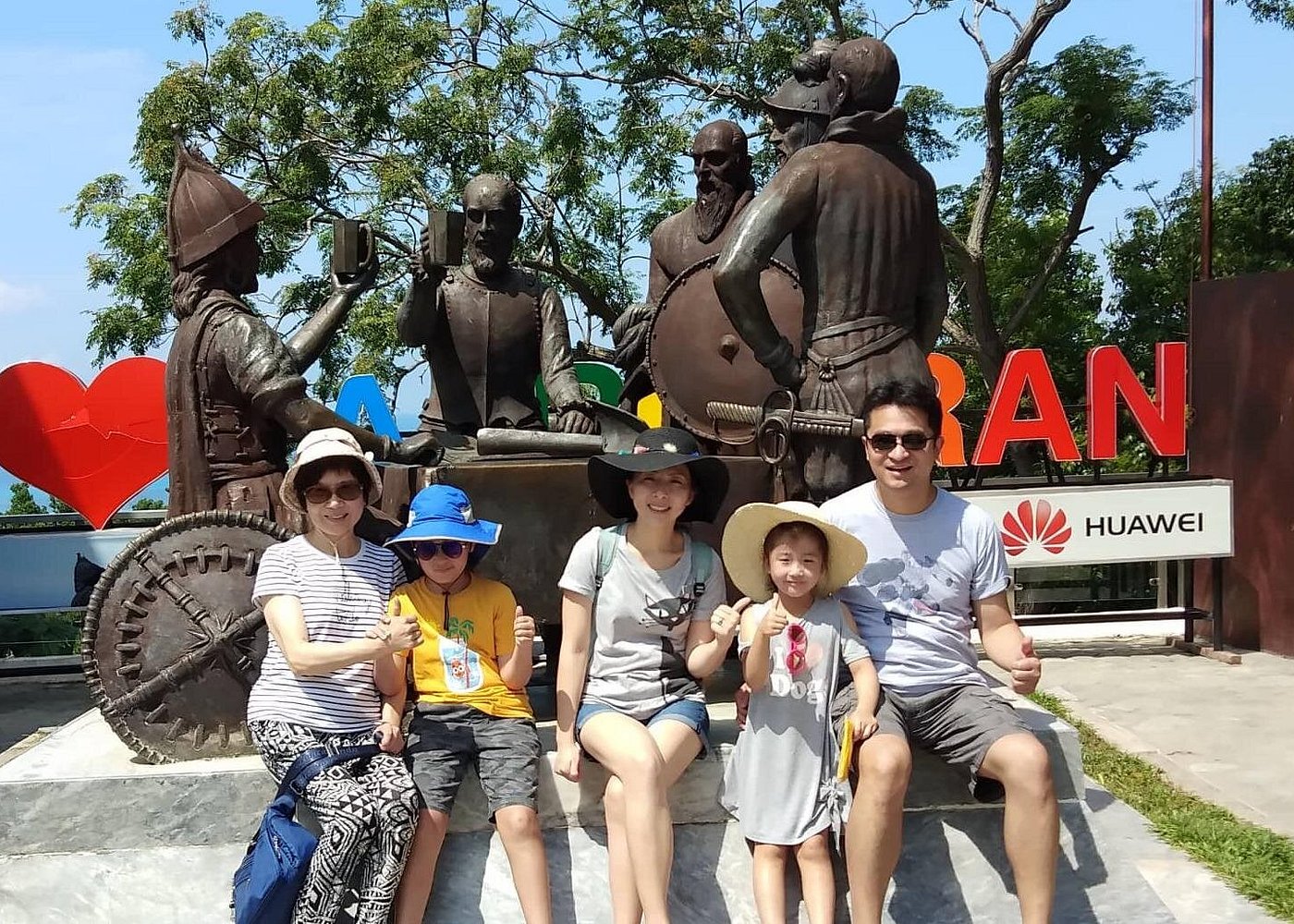 Chocolate hills tour with Tarsier & Loboc river Buffet Lunch (half-day tour)