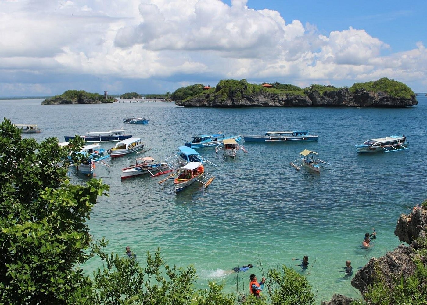 Hundred Islands Day tour in Pangasinan (Min. of 6 Person)