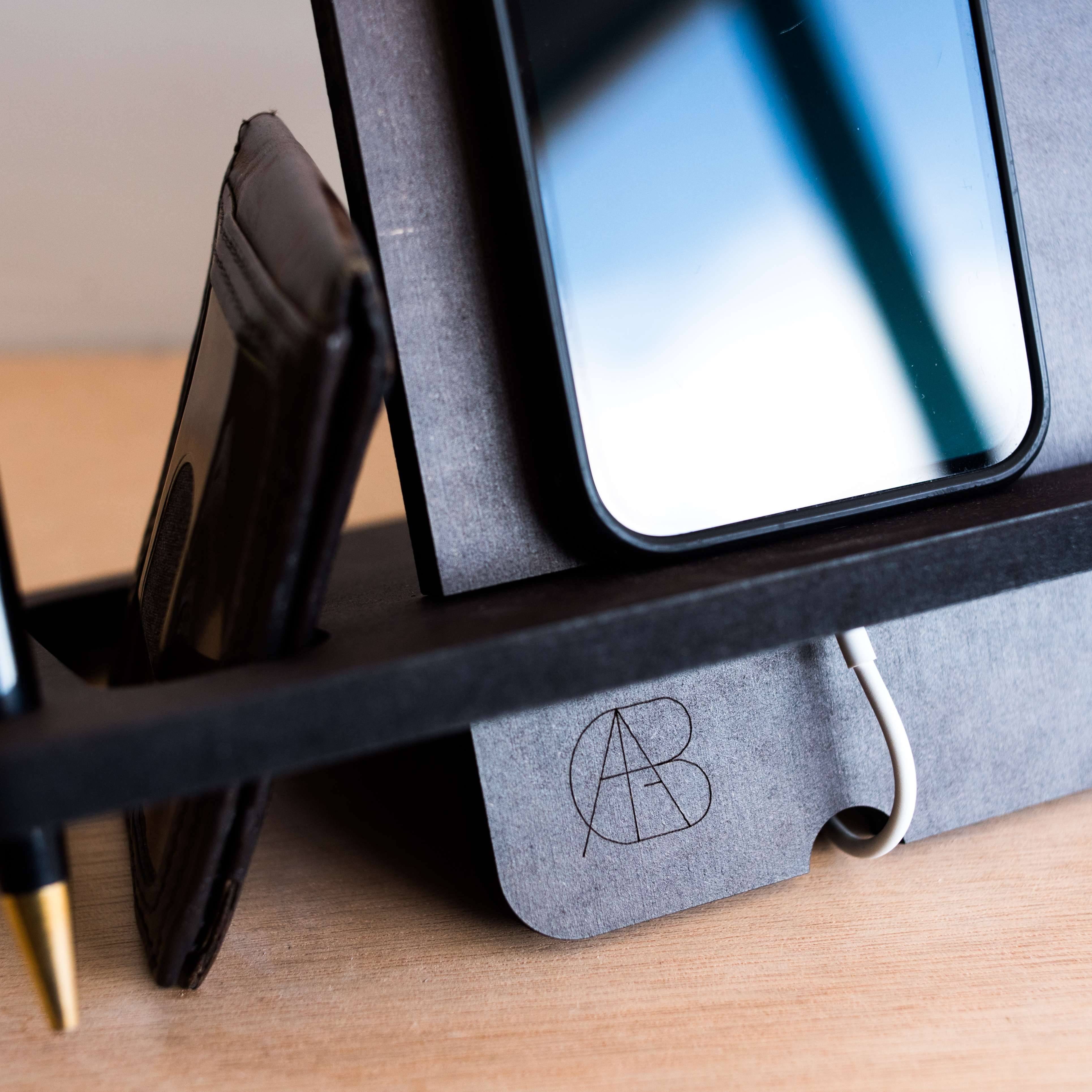 Dock / Base de escritorio para celular y accesorios