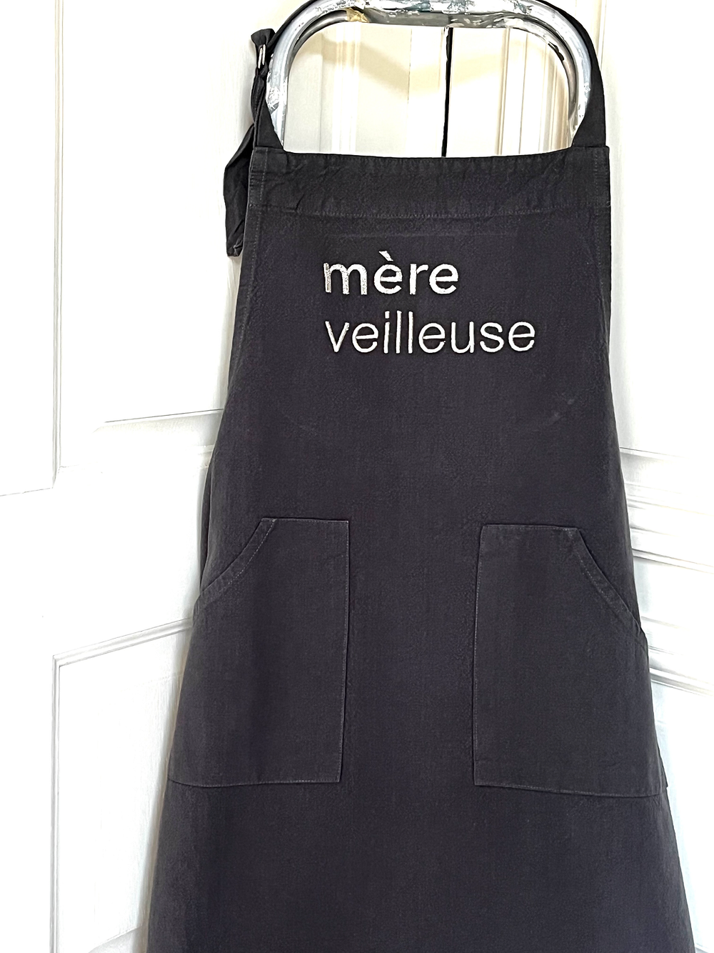 Le Tablier Brodé Anthracite - "Mère Veilleuse Argent"