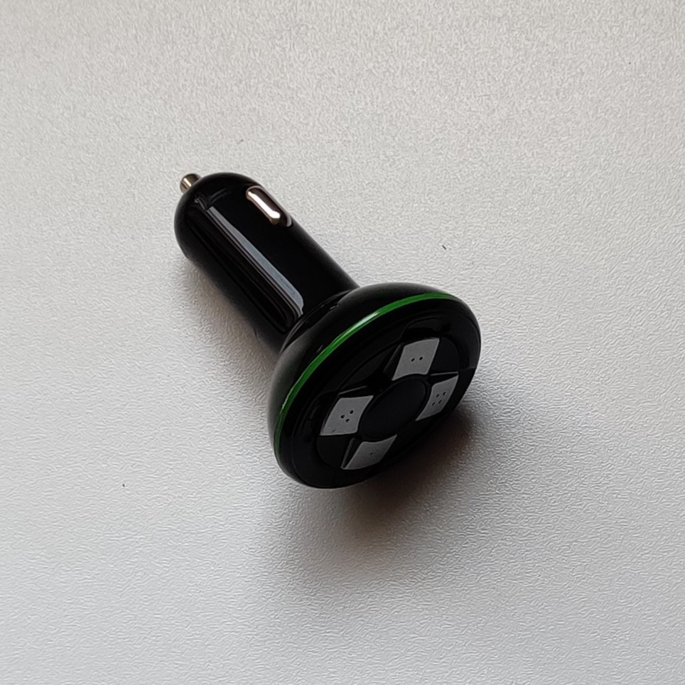 Automobilinis USB įkroviklis su nuotolinio valdymo pulteliu