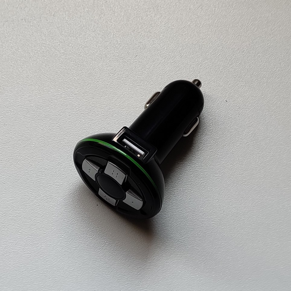 Automobilinis USB įkroviklis su nuotolinio valdymo pulteliu