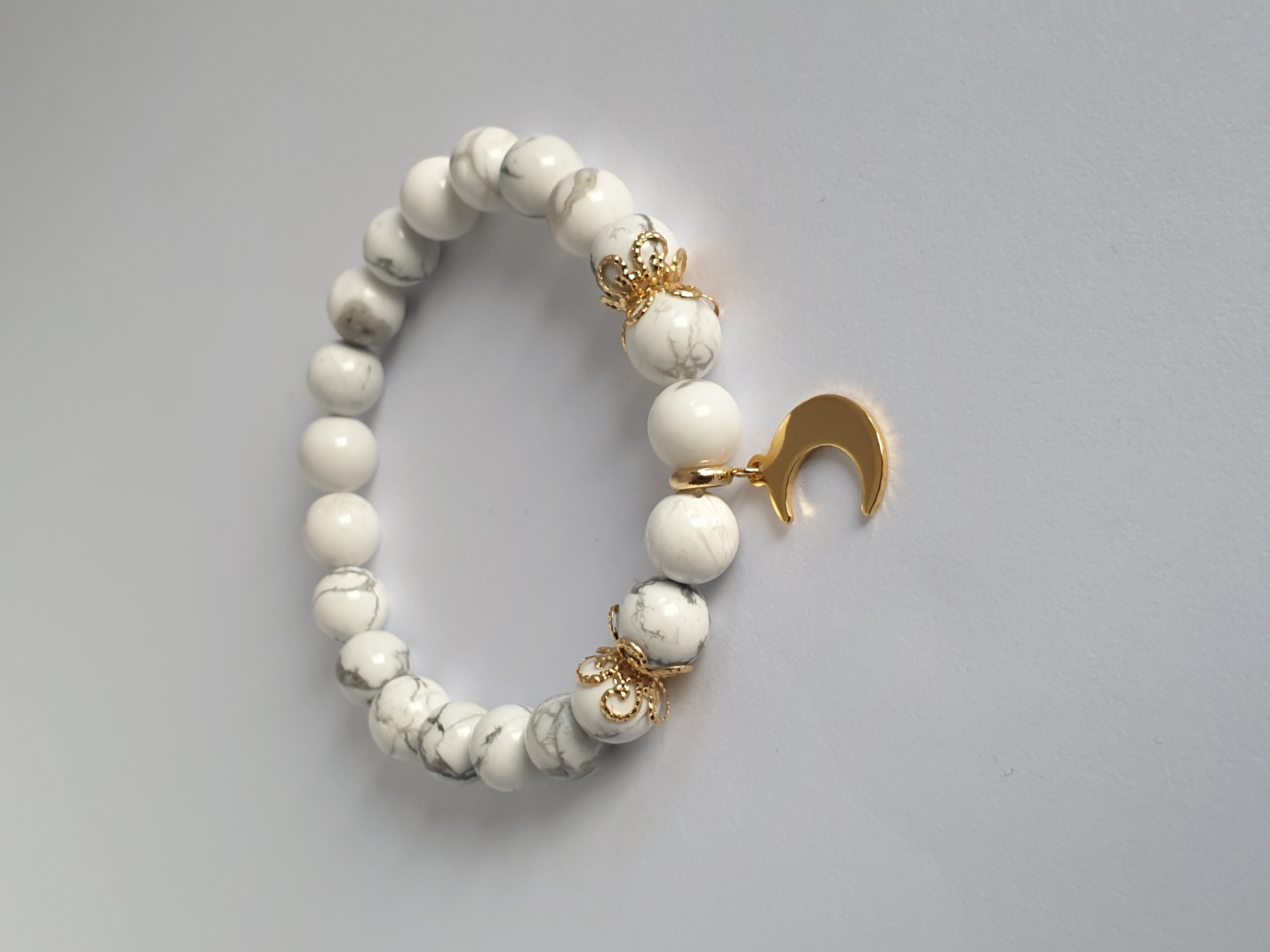 Bracelet Perle HOWLITE et Lune dorée