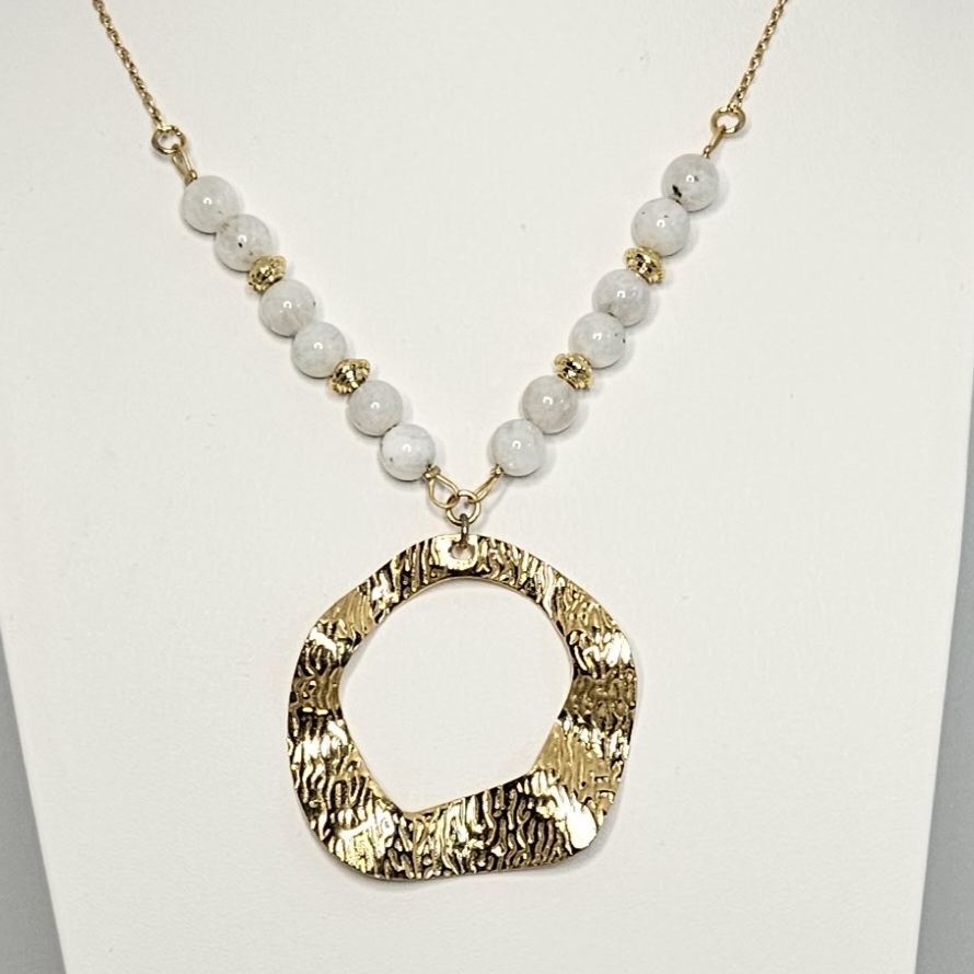 Collier en perles avec pendentif doré à l'or fin