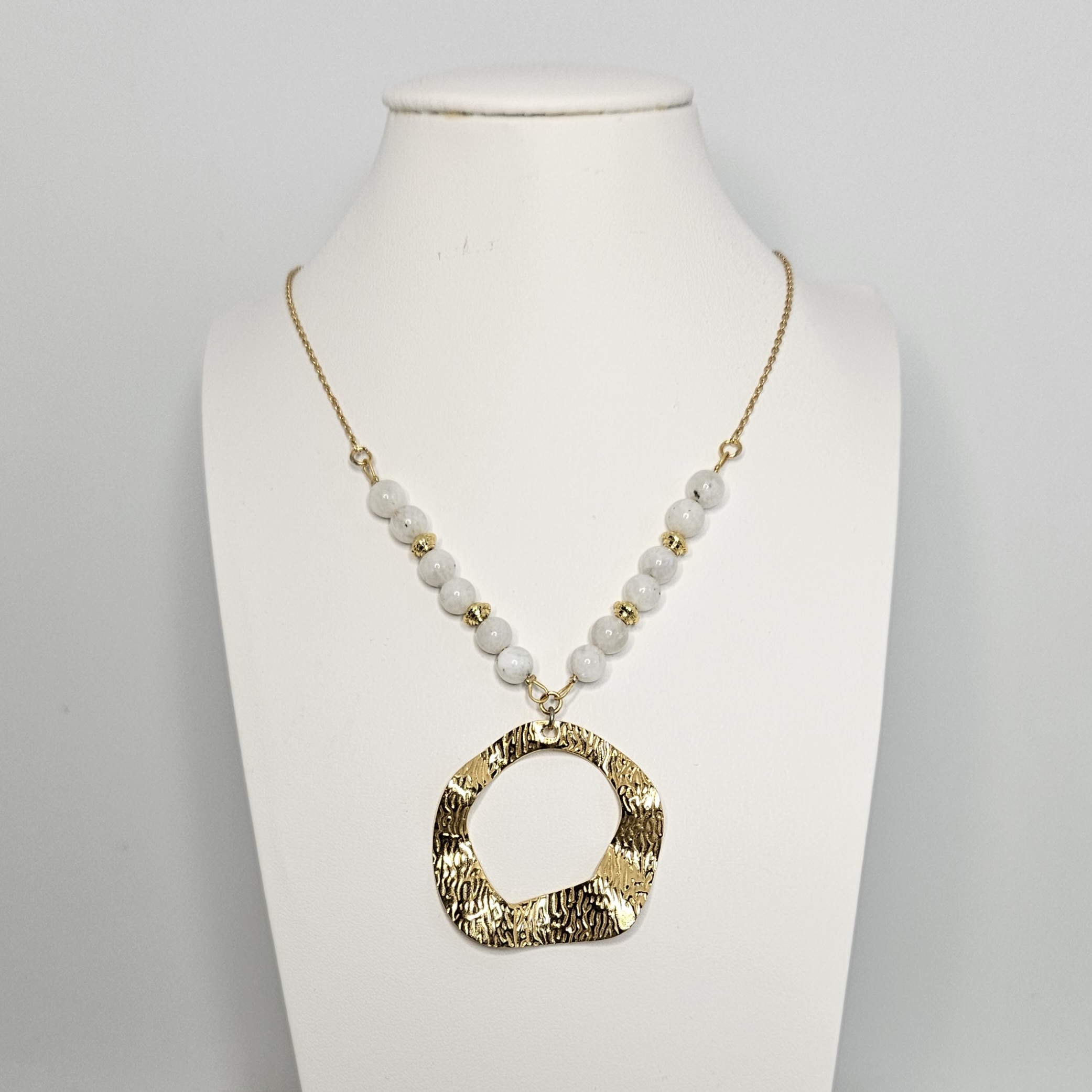 Collier en perles avec pendentif doré à l'or fin