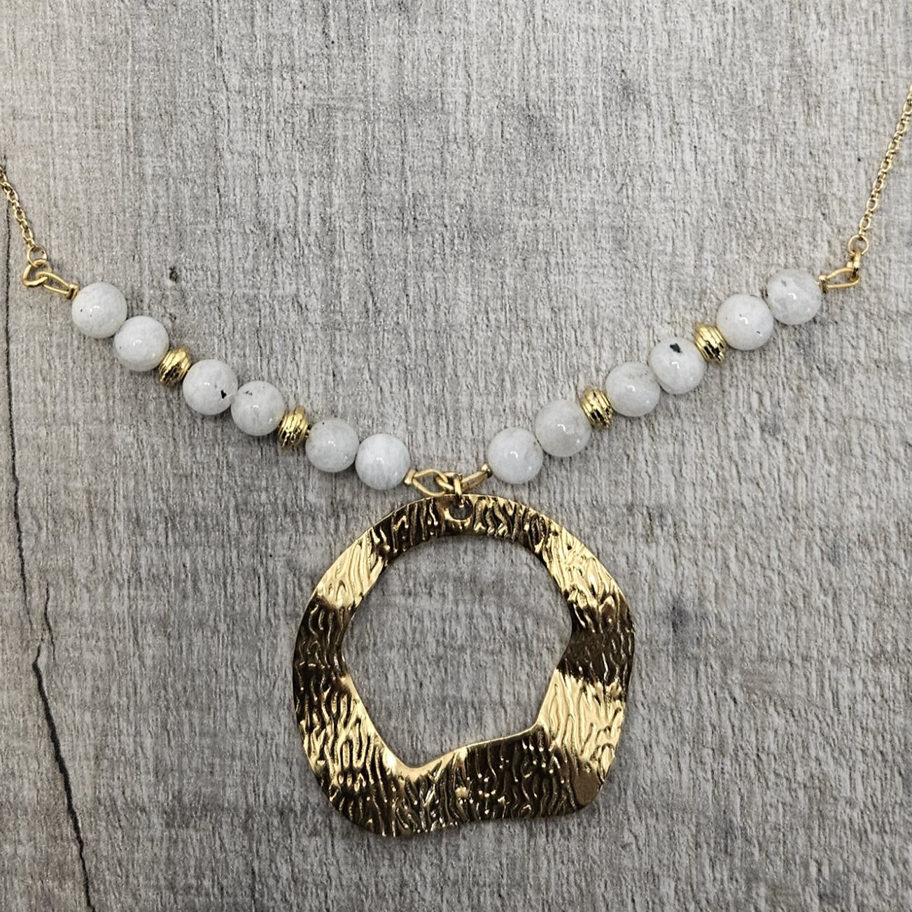 Collier en perles avec pendentif doré à l'or fin