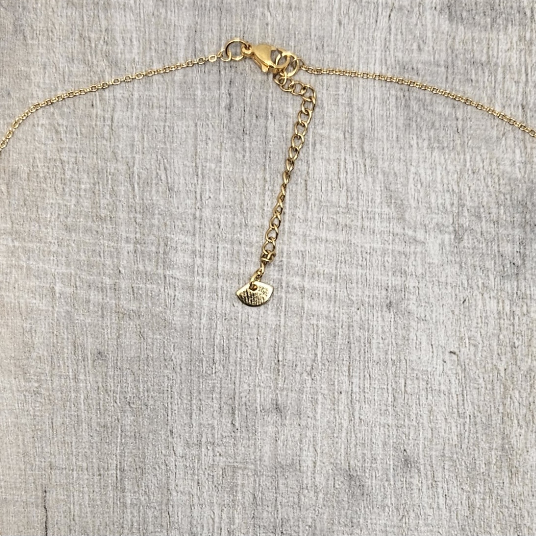 Collier en perles avec pendentif doré à l'or fin