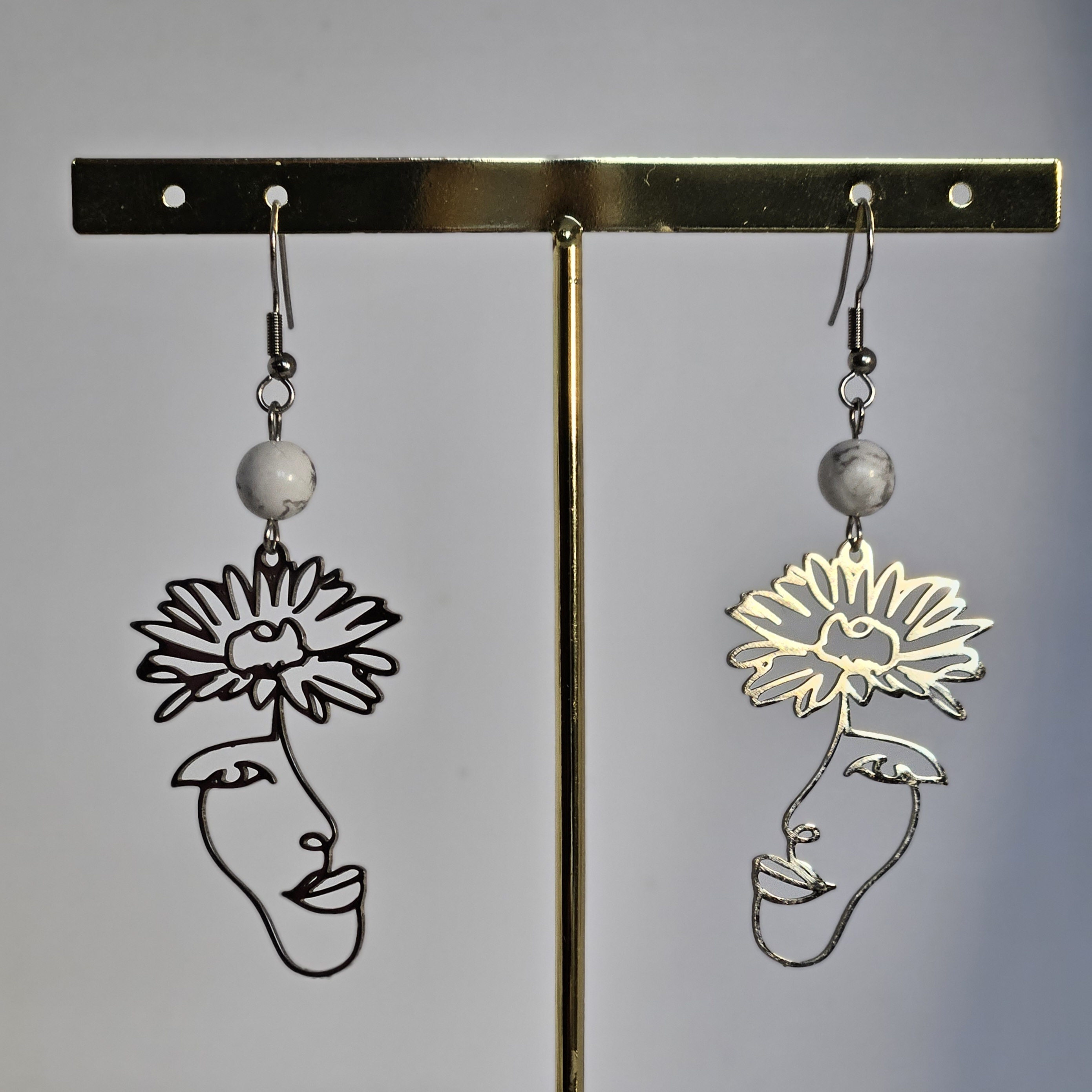 Boucles d'Oreilles Howlite & Visage Argenté - Création Artisanale en Pierre Naturelle