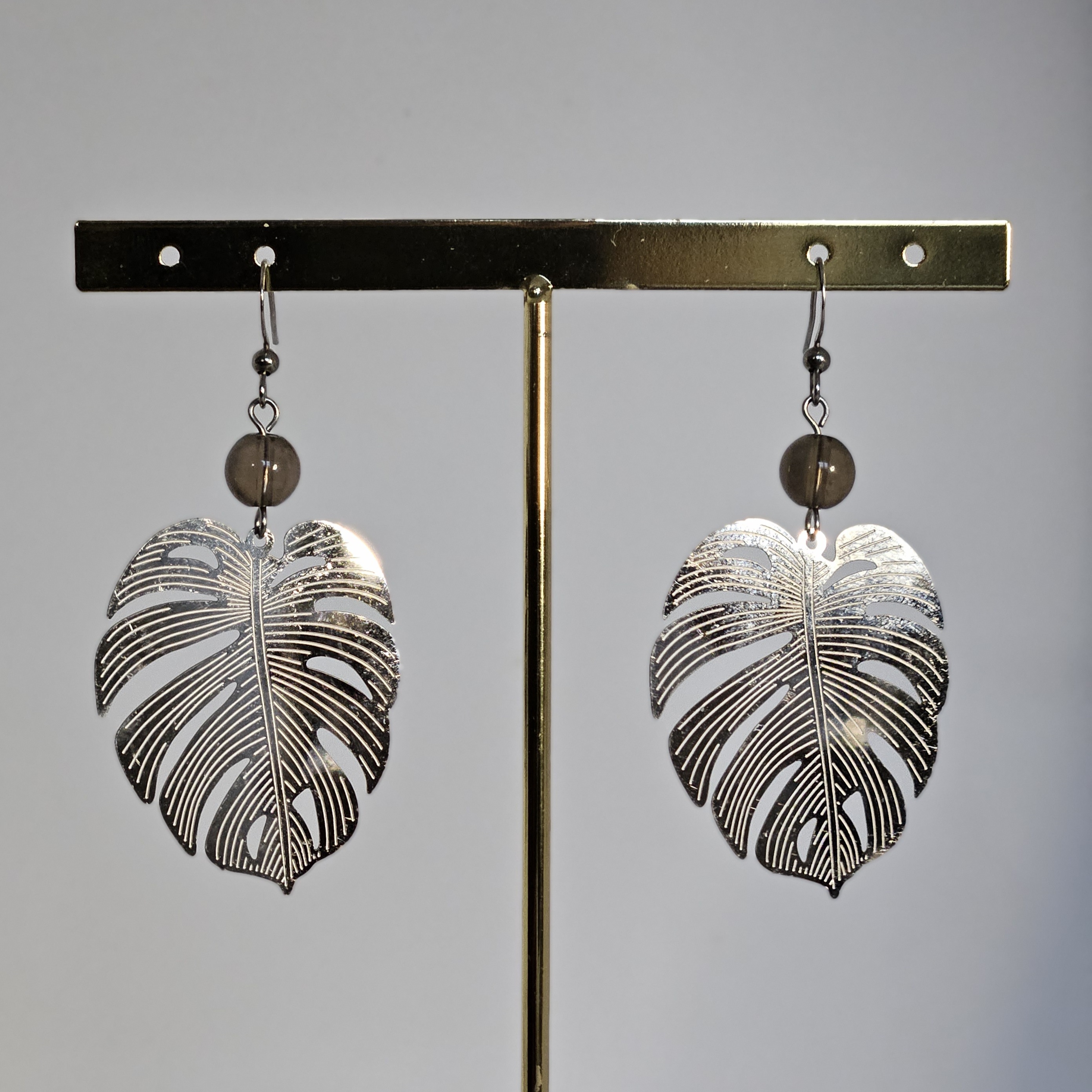 Boucles d'Oreilles Cristal Fumé & Feuille Argentée - Création Artisanale en Pierre Naturelle