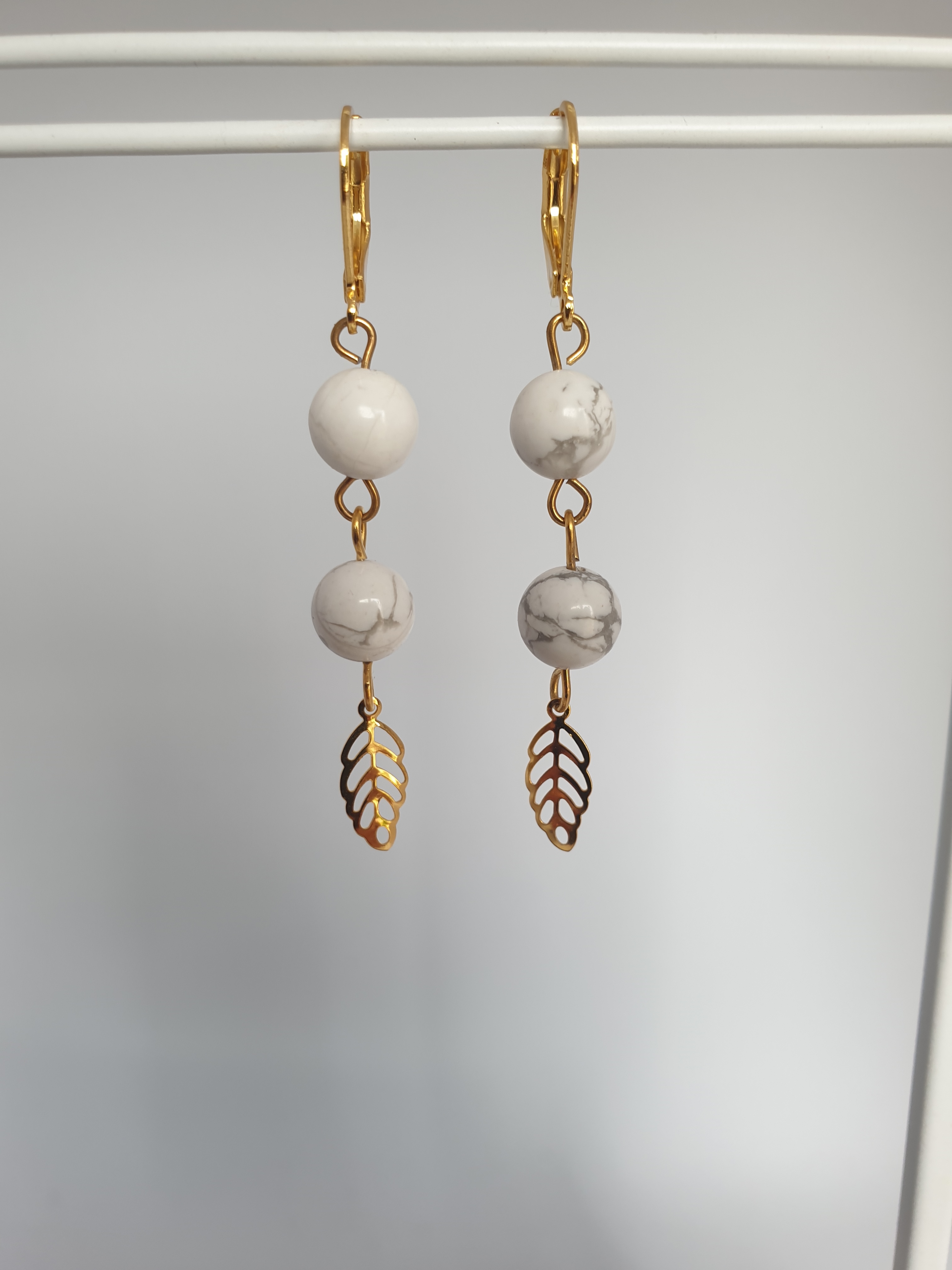 Boucles d'oreilles dorées HOWLITE