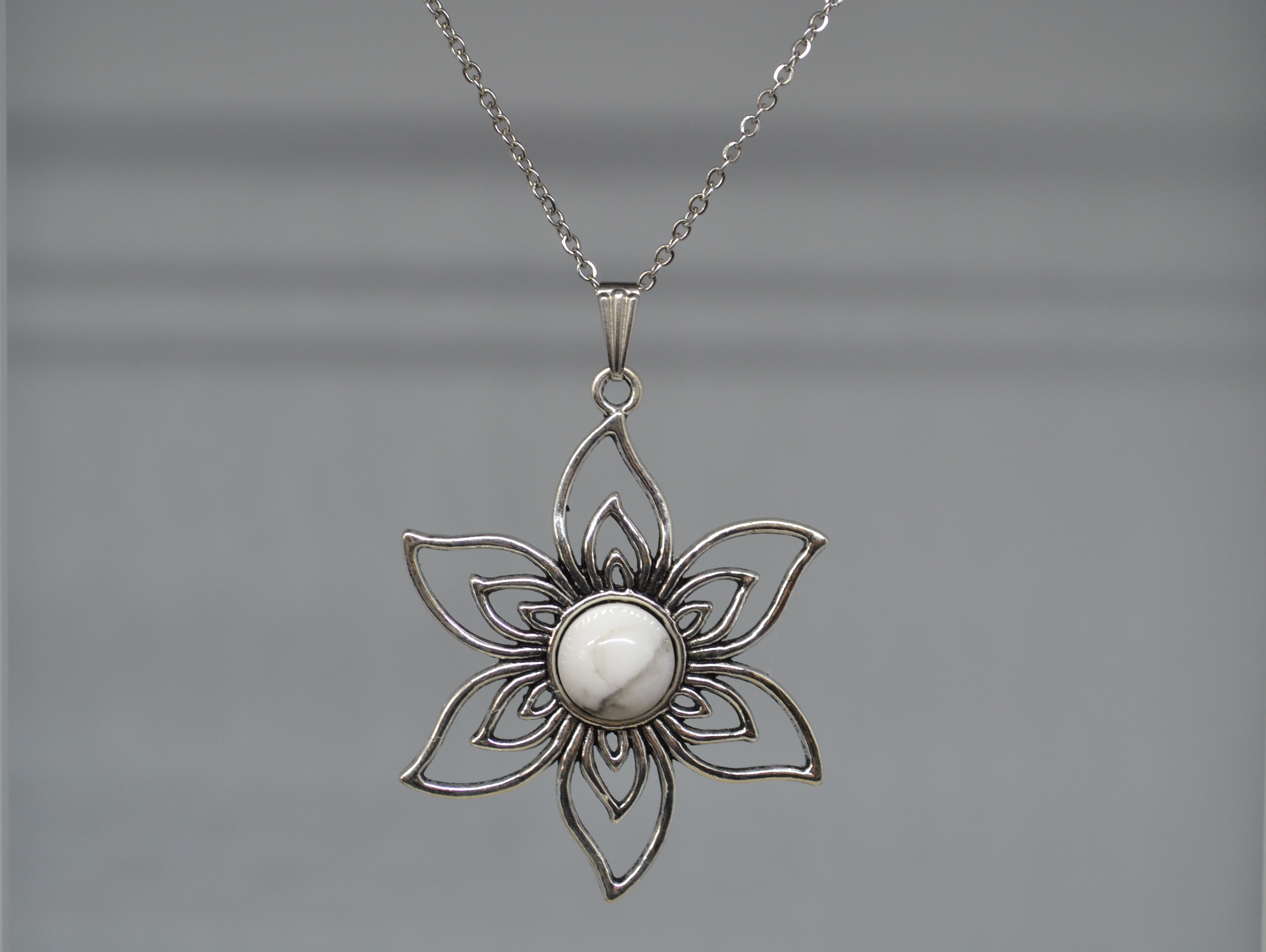 Pendentif fleur Howlite