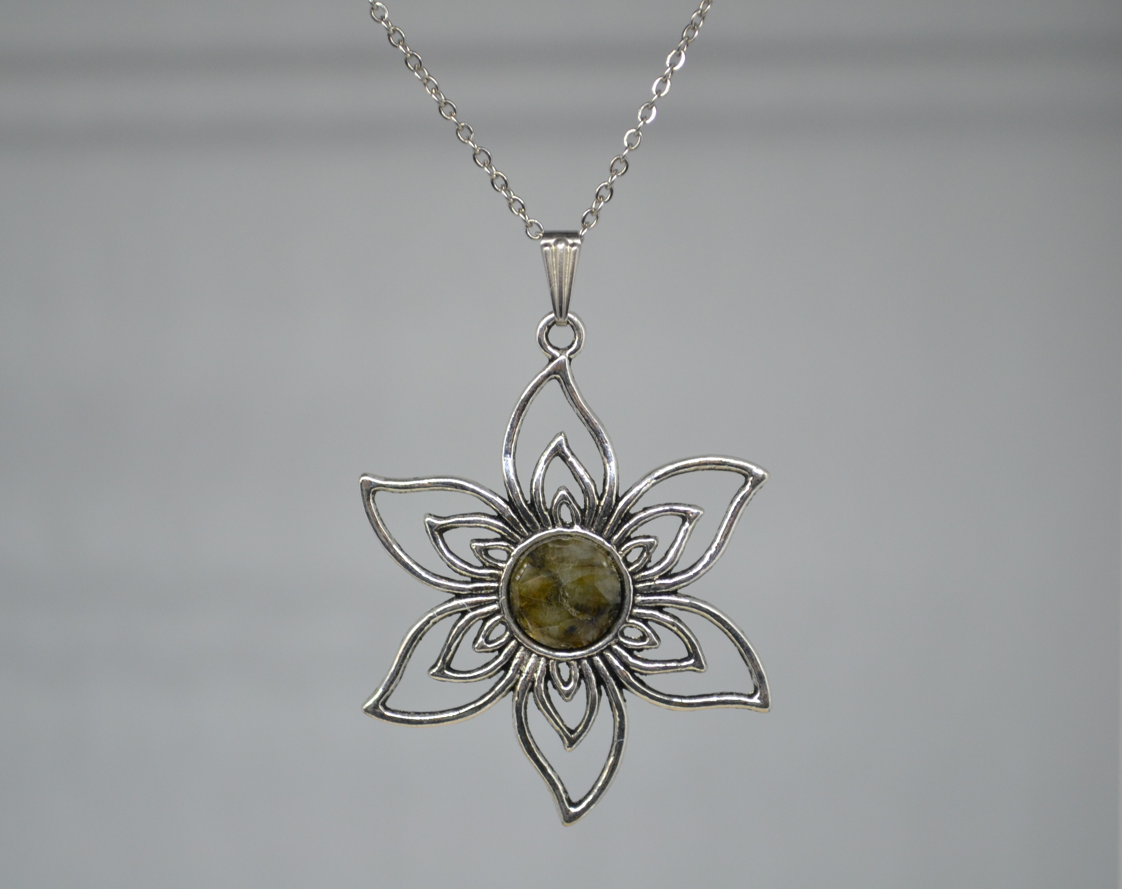 Pendentif fleur Labradorite à facette