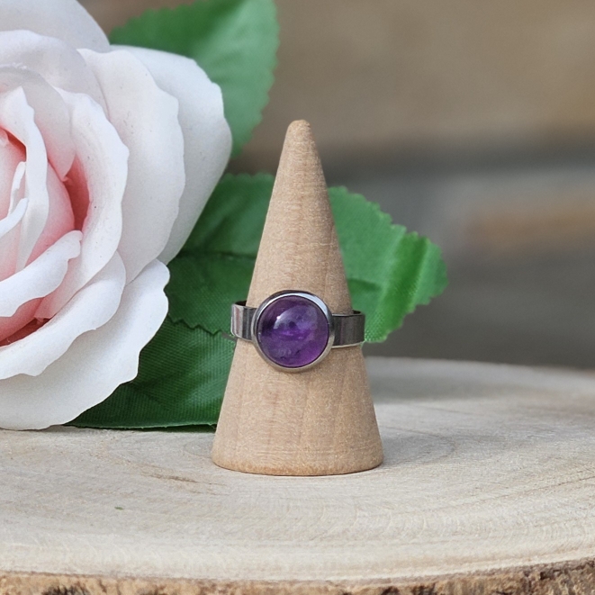 Bague Création Artisanale Argentée - Cabochon en Améthyste - Bijou Sérénité & Équilibre