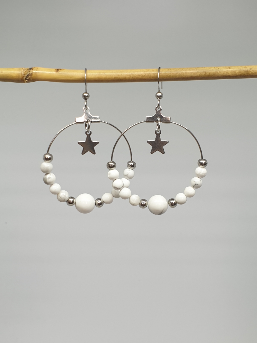 Créoles en Howlite naturelle & Étoile argentée - Boucles d'Oreilles Artisanales