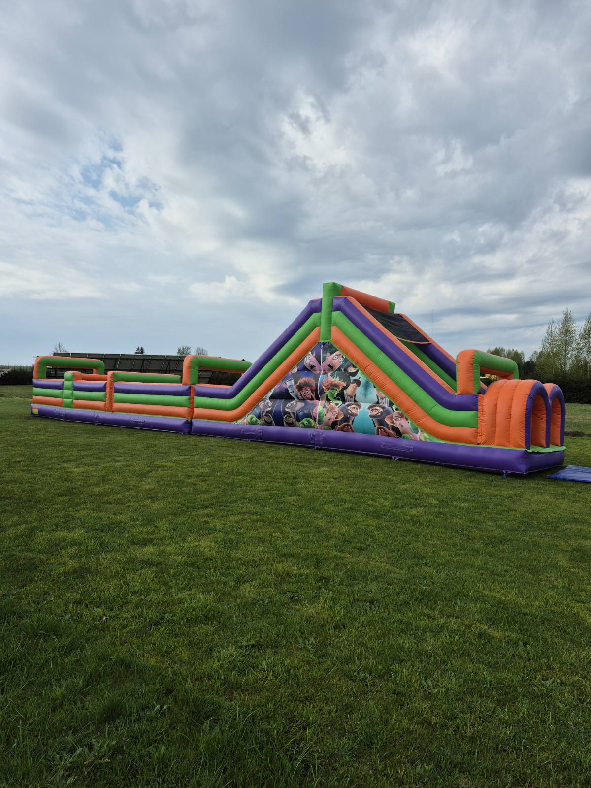 Batutas "Monstrų viešbutis kalnas + kliūtys" 