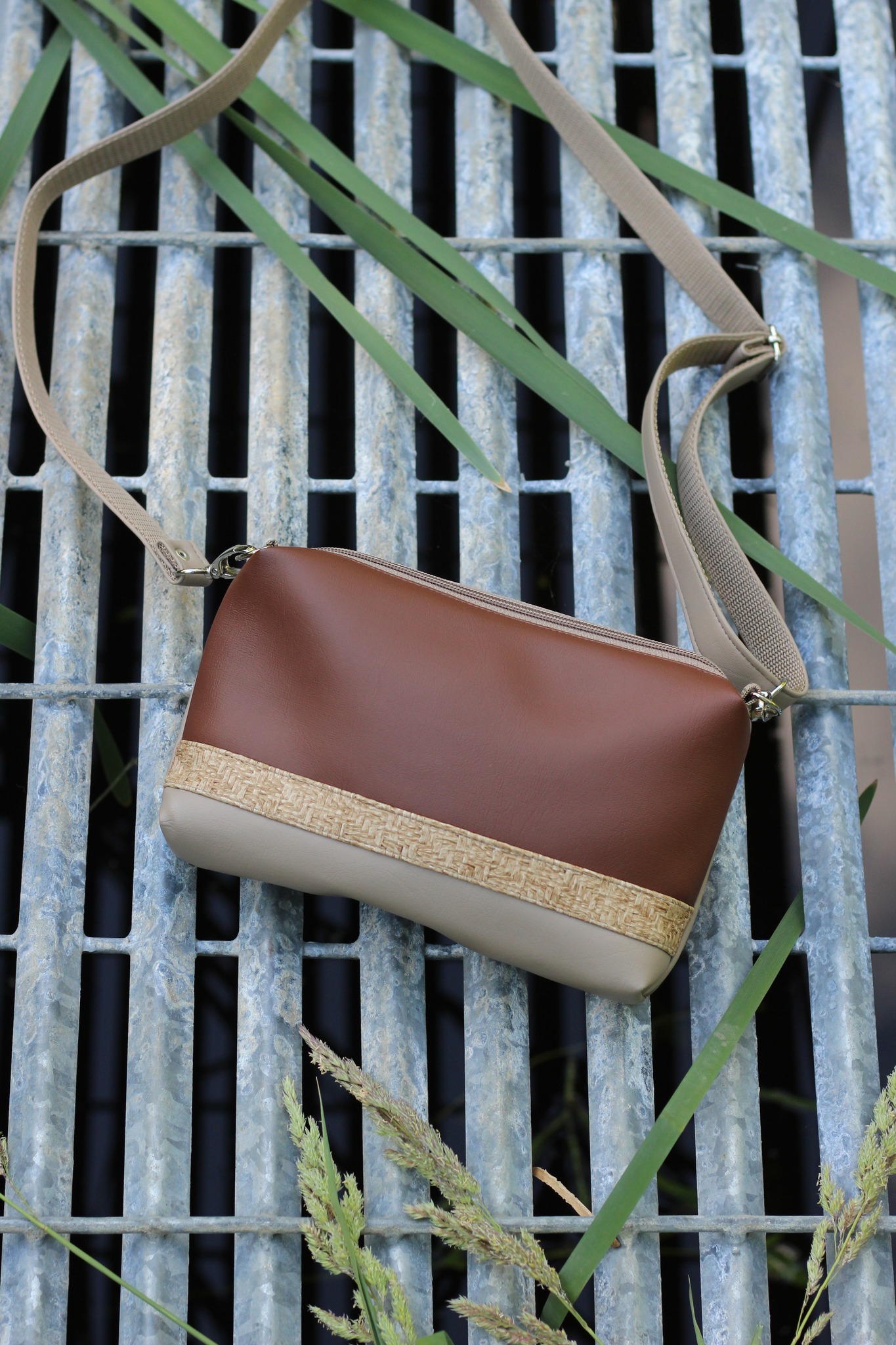 Rankinė su juostele 6