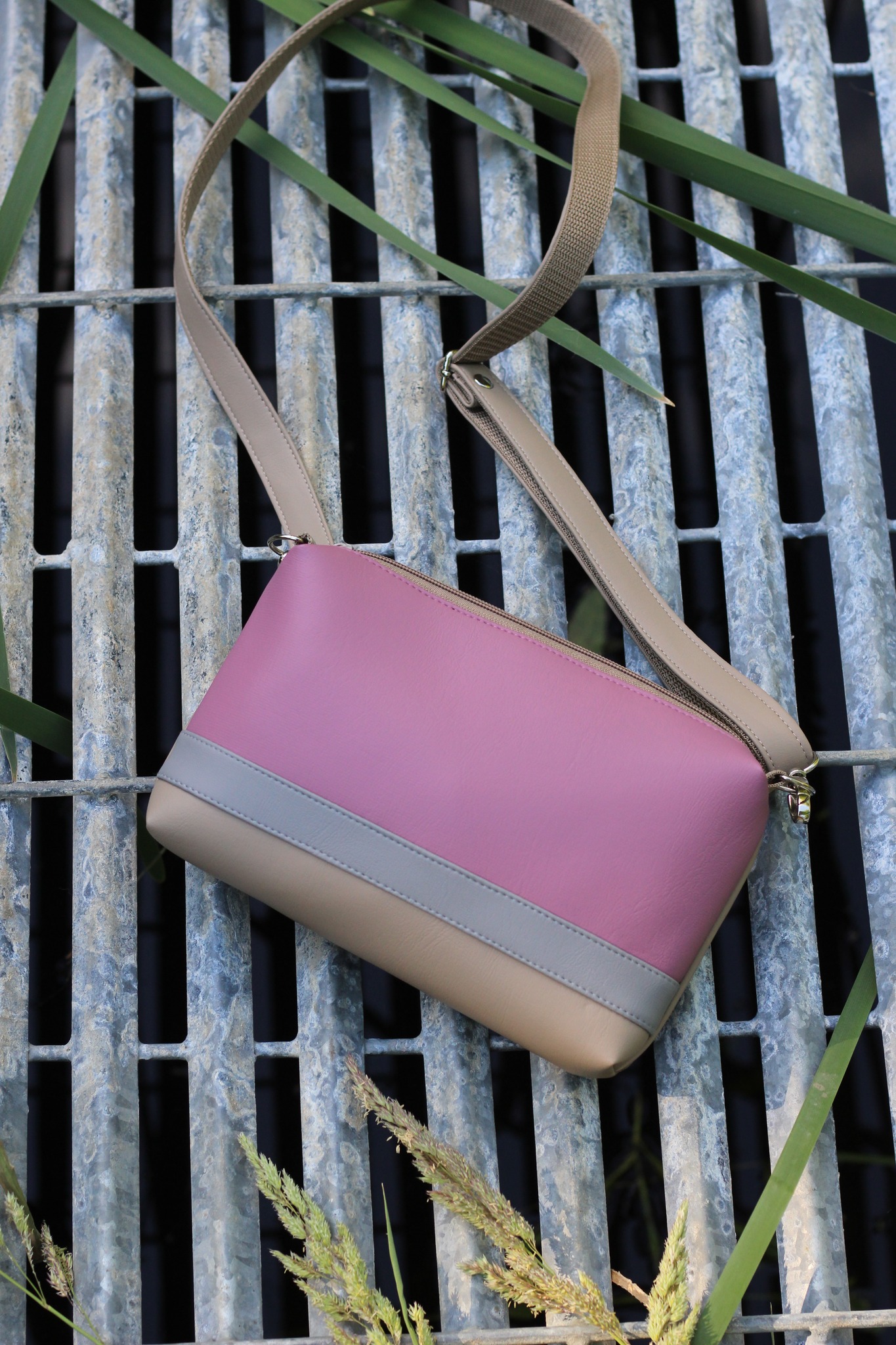 Rankinė su juostele 11