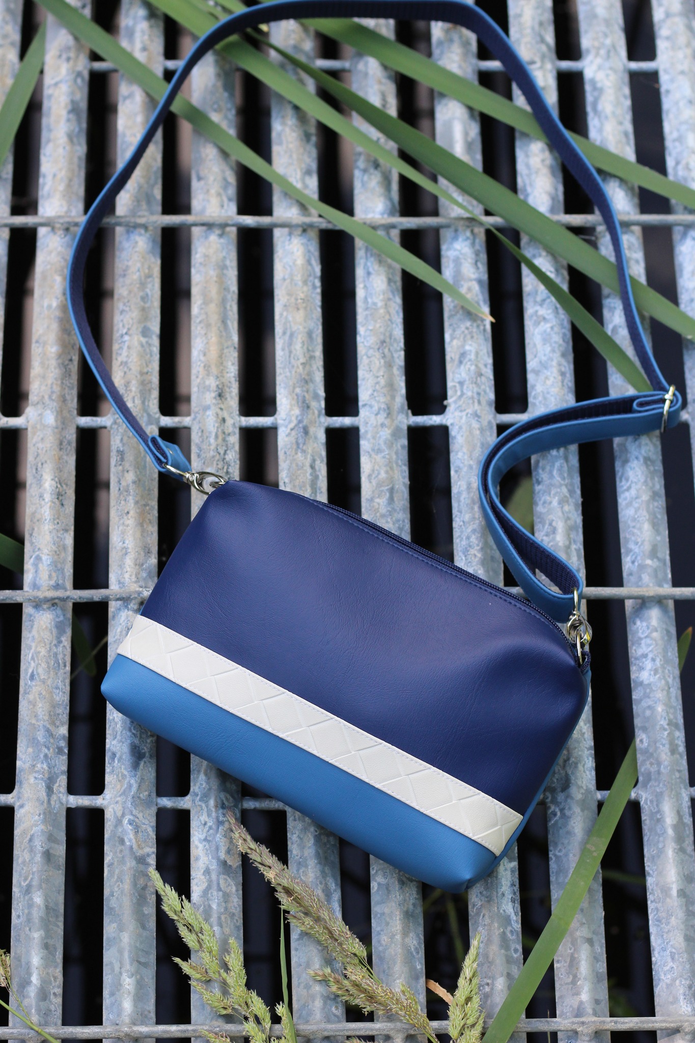 Rankinė su juostele 12