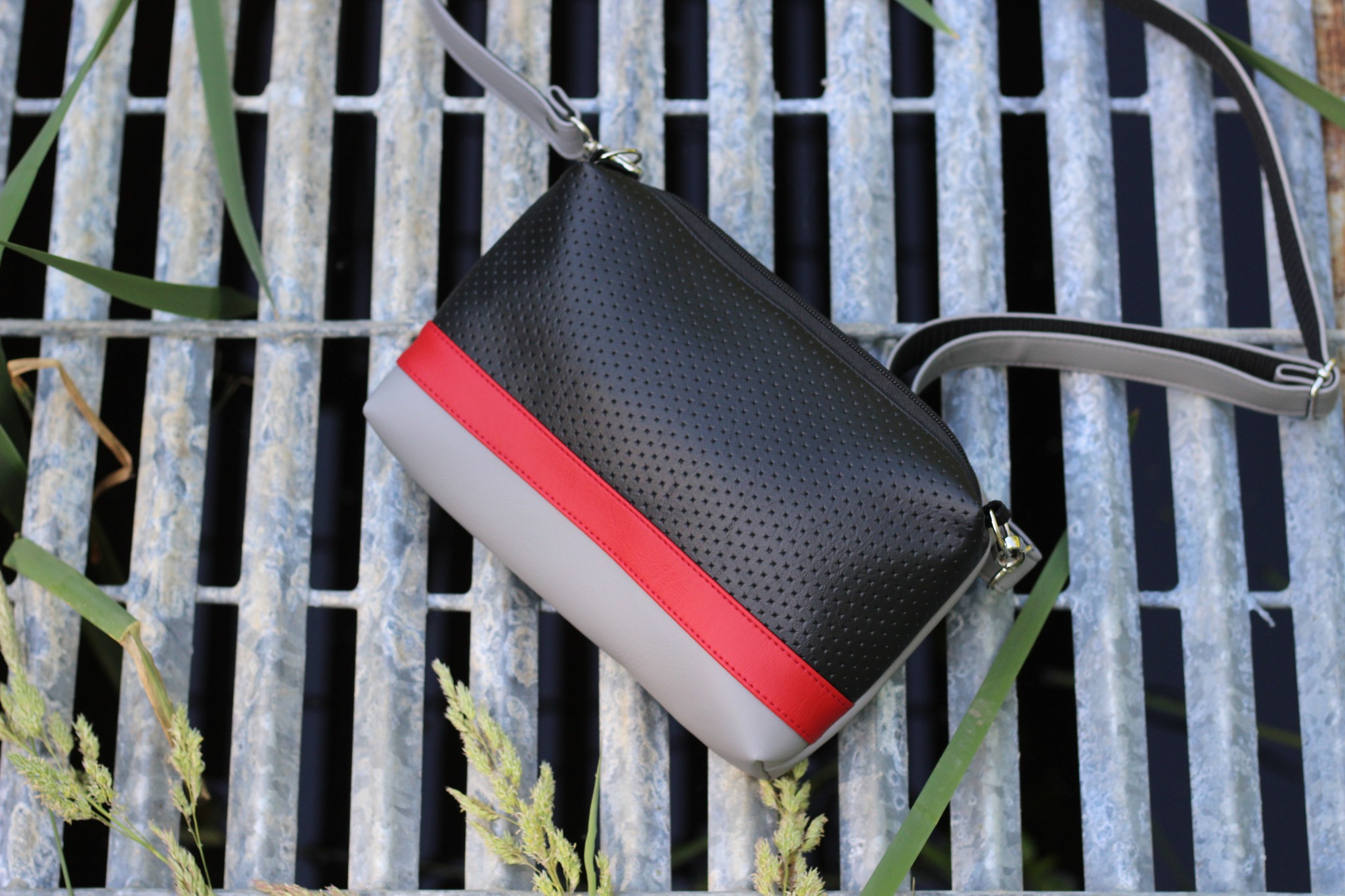 Rankinė su juostele 16