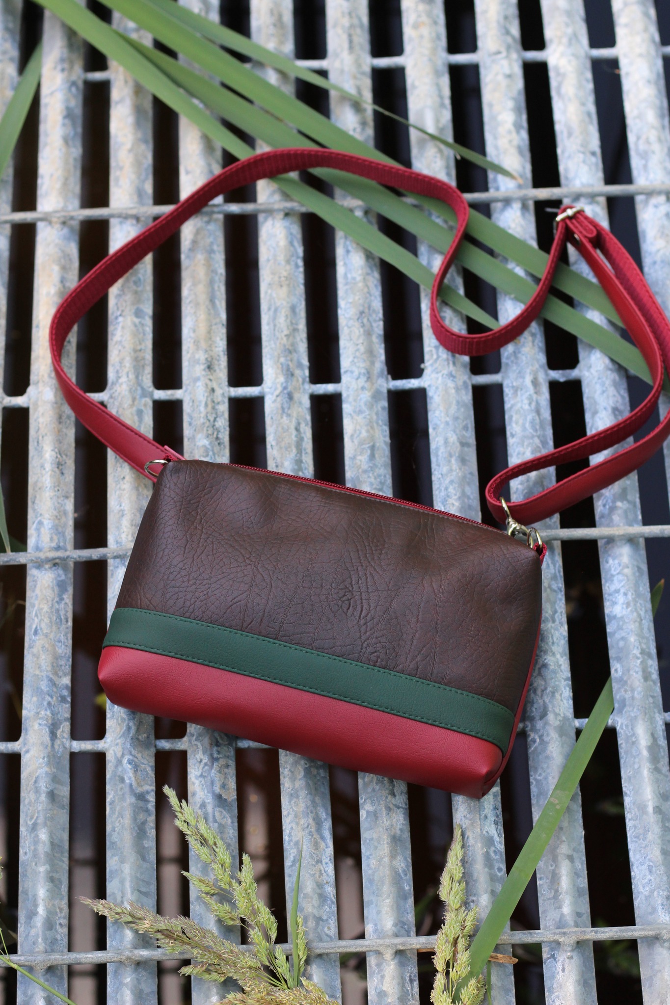 Rankinė su juostele 21