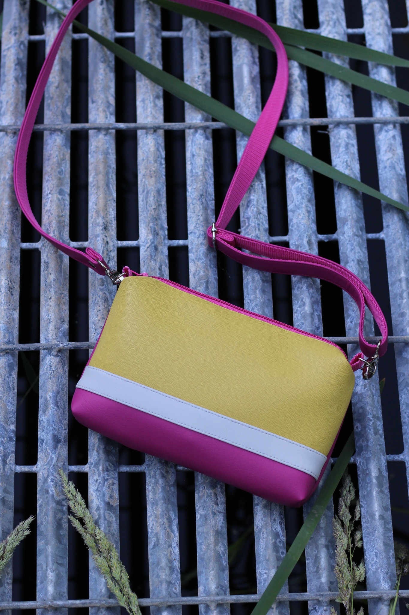 Rankinė su juostele 22