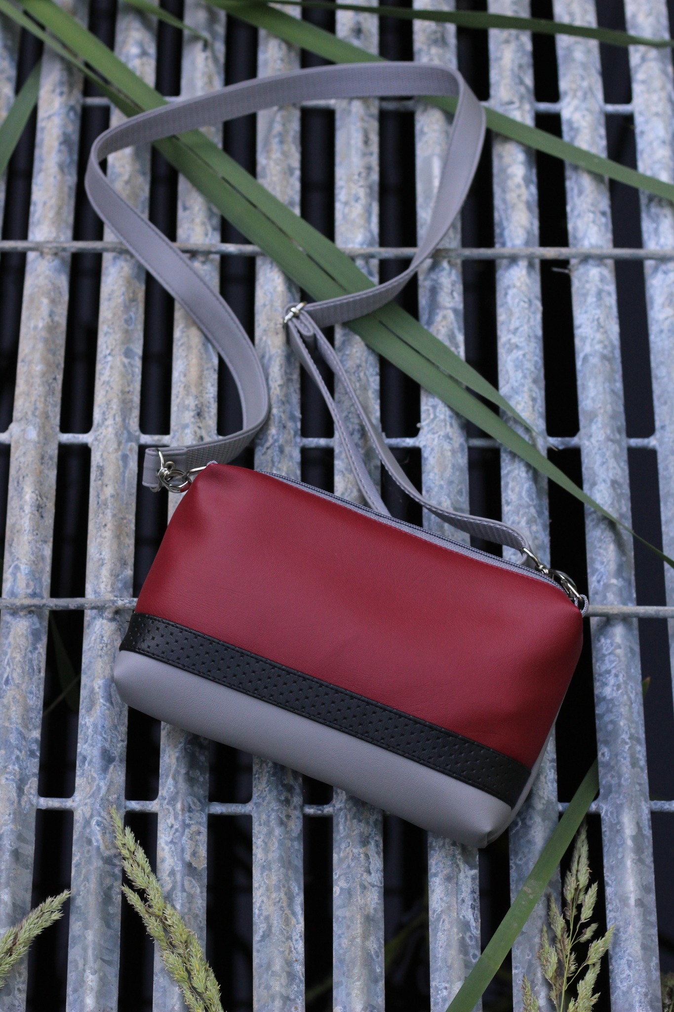 Rankinė su juostele 24