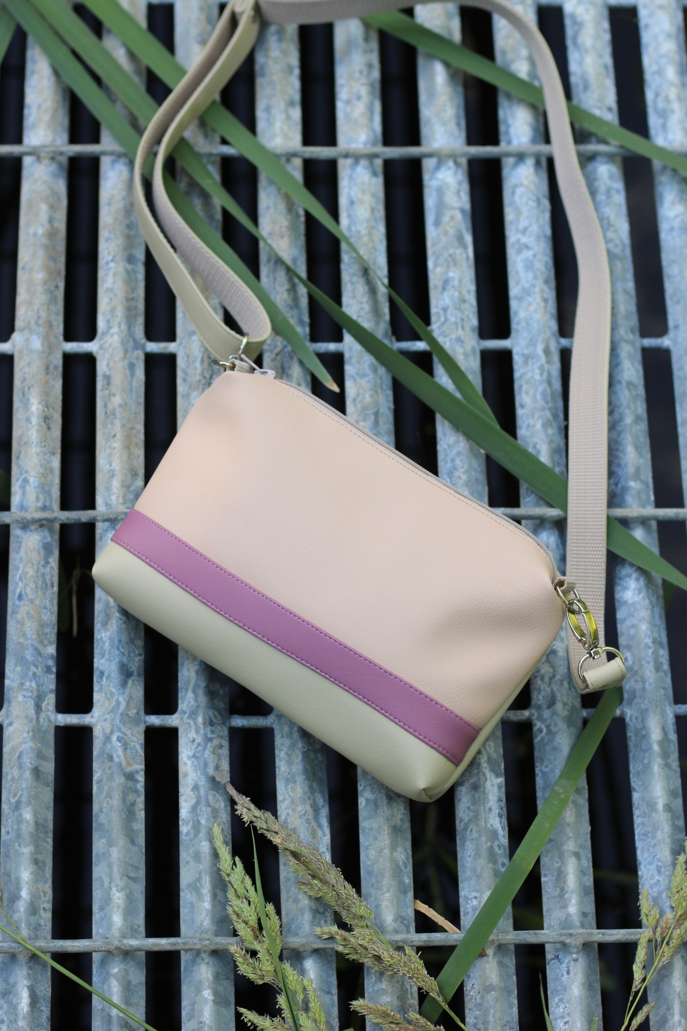 Rankinė su juostele 26