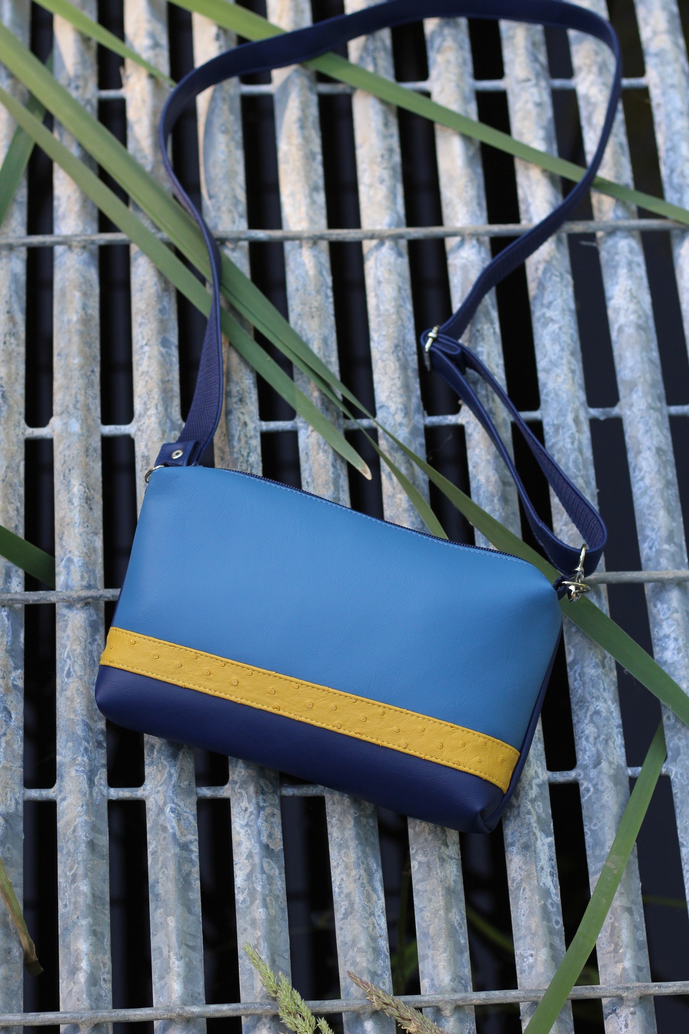 Rankinė su juostele 27