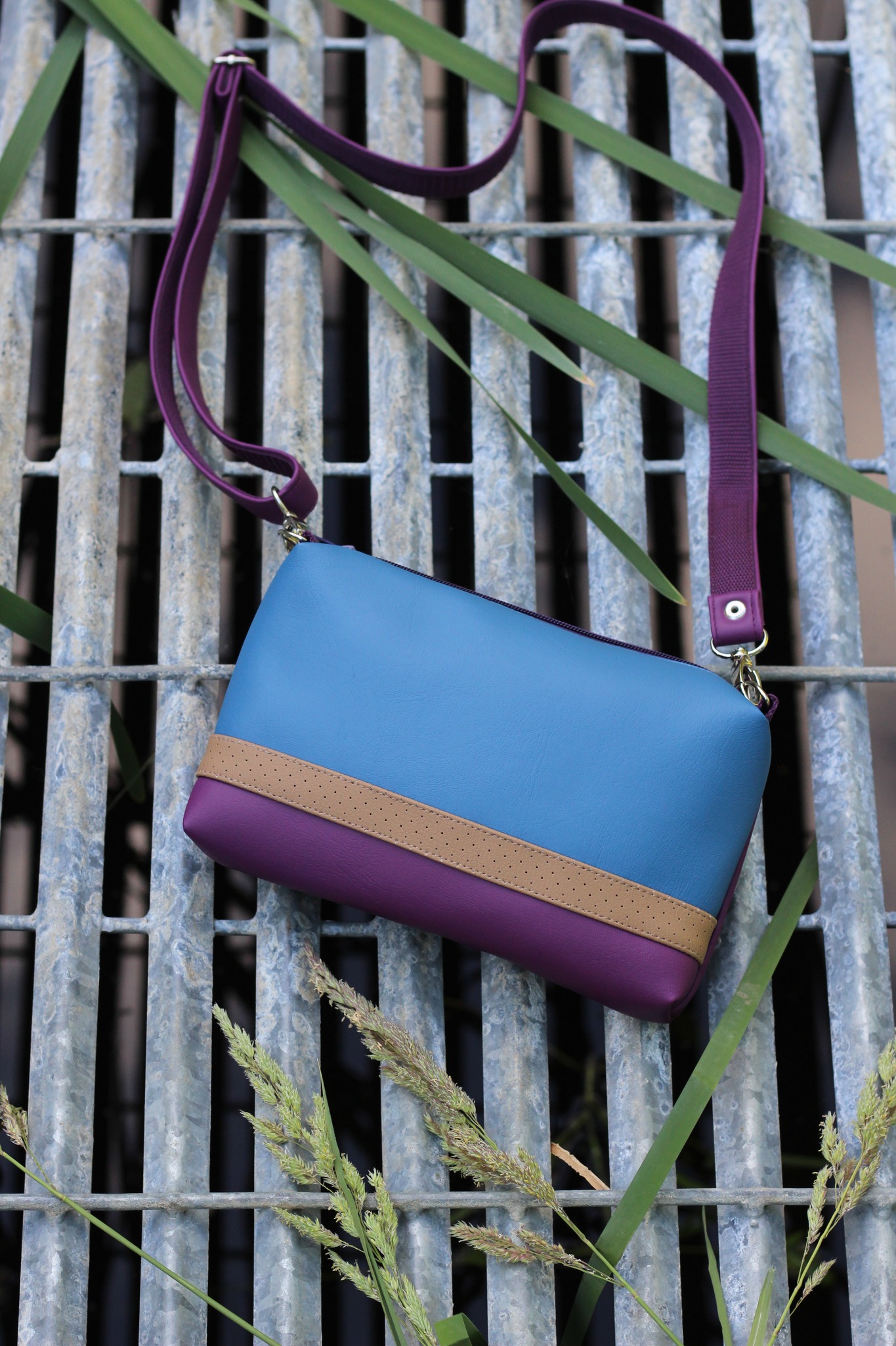 Rankinė su juostele 28