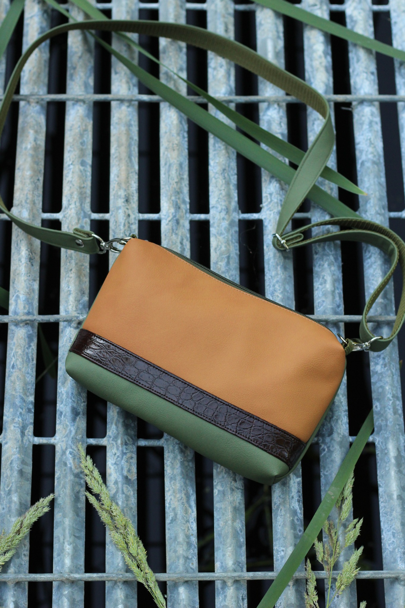 Rankinė su juostele 29