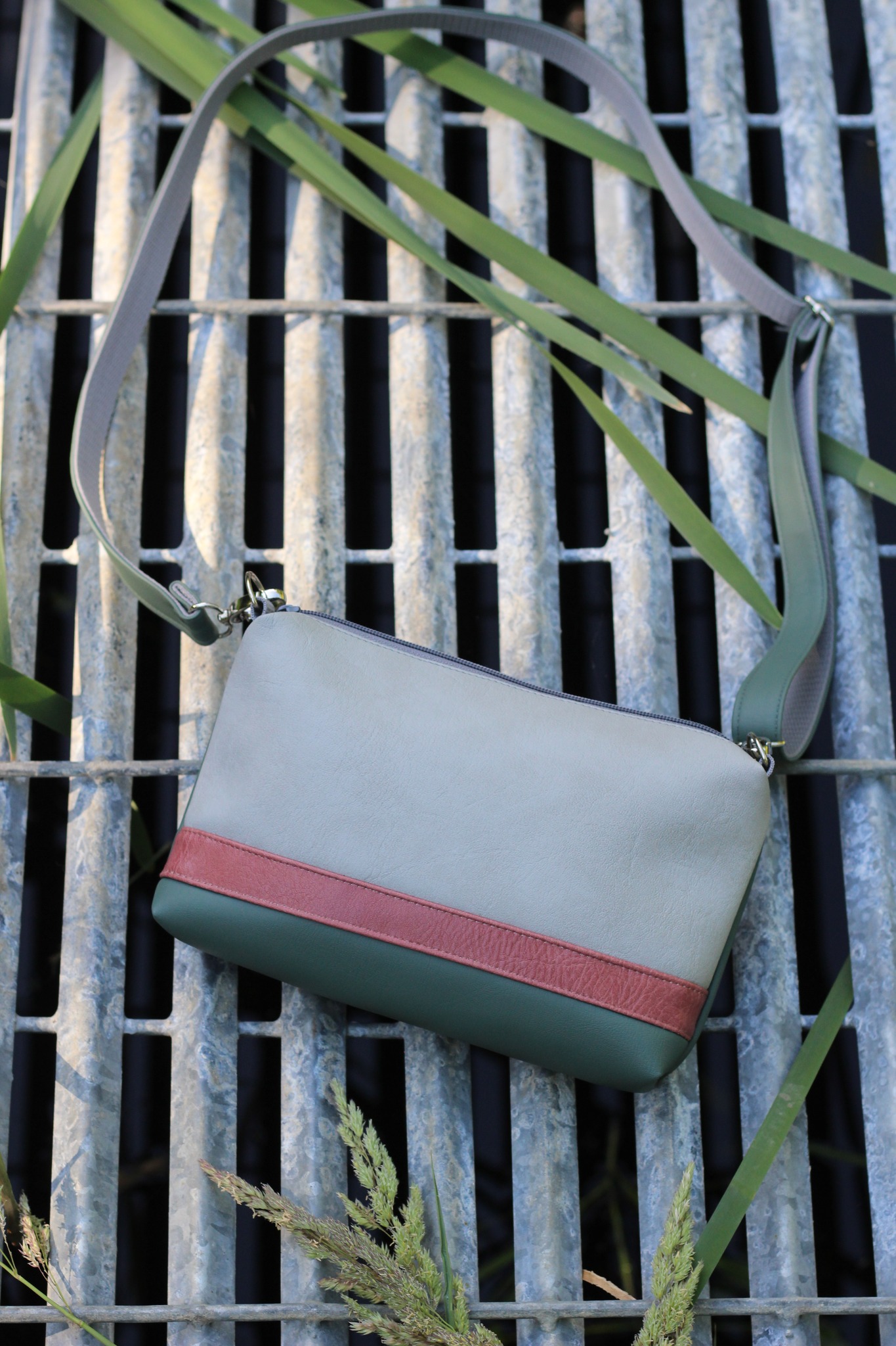 Rankinė su juostele 34