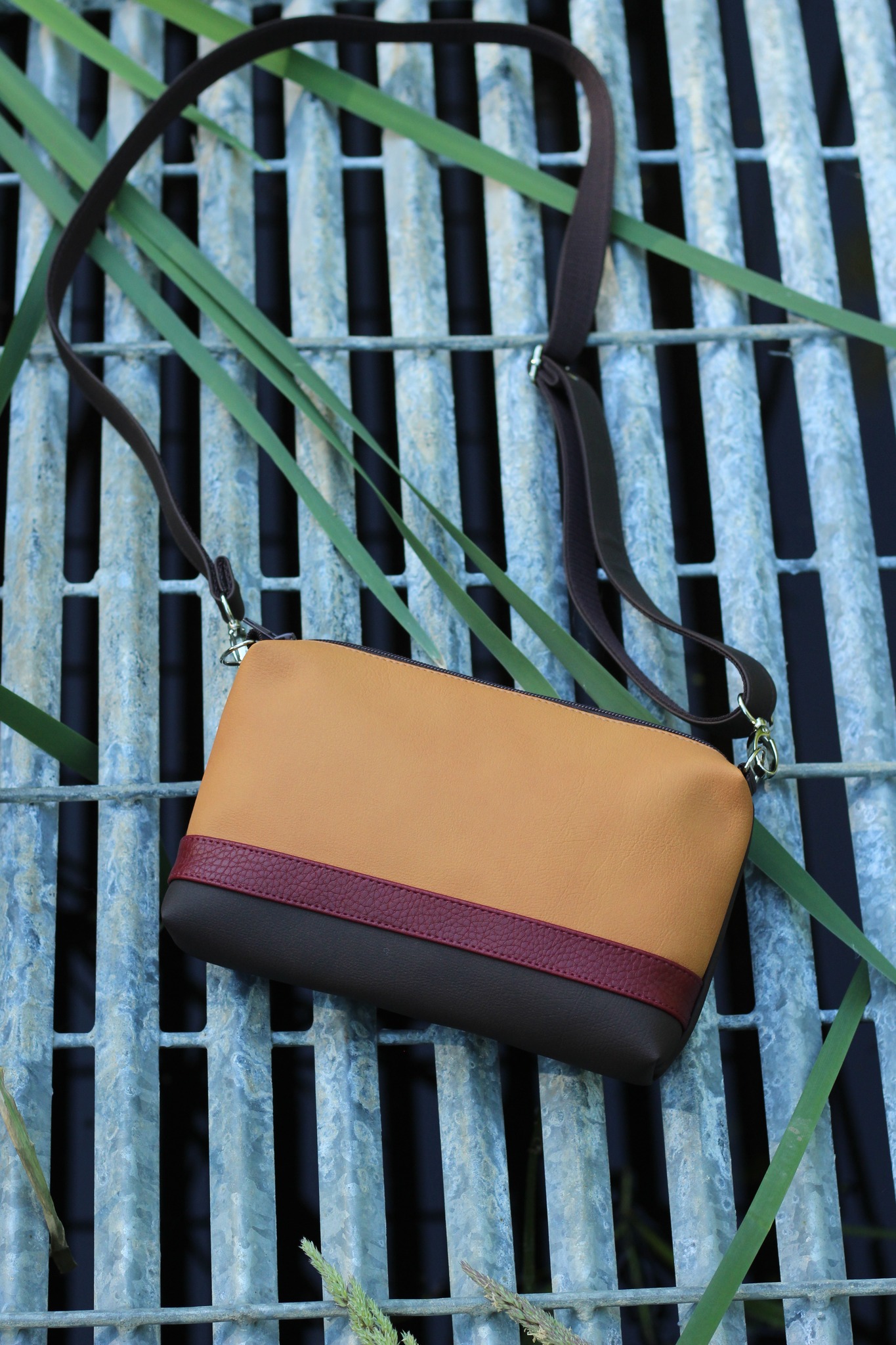 Rankinė su juostele 35