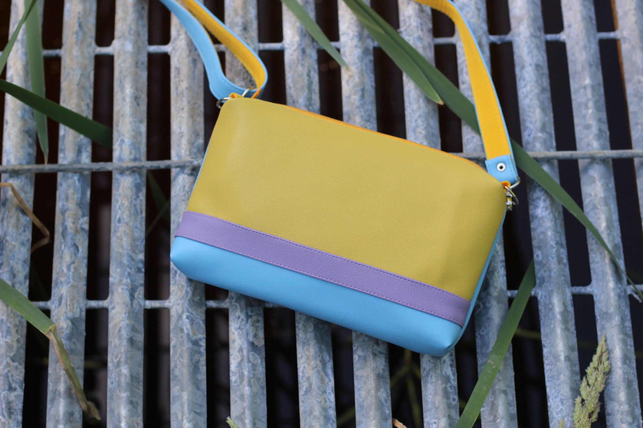 Rankinė su juostele 41