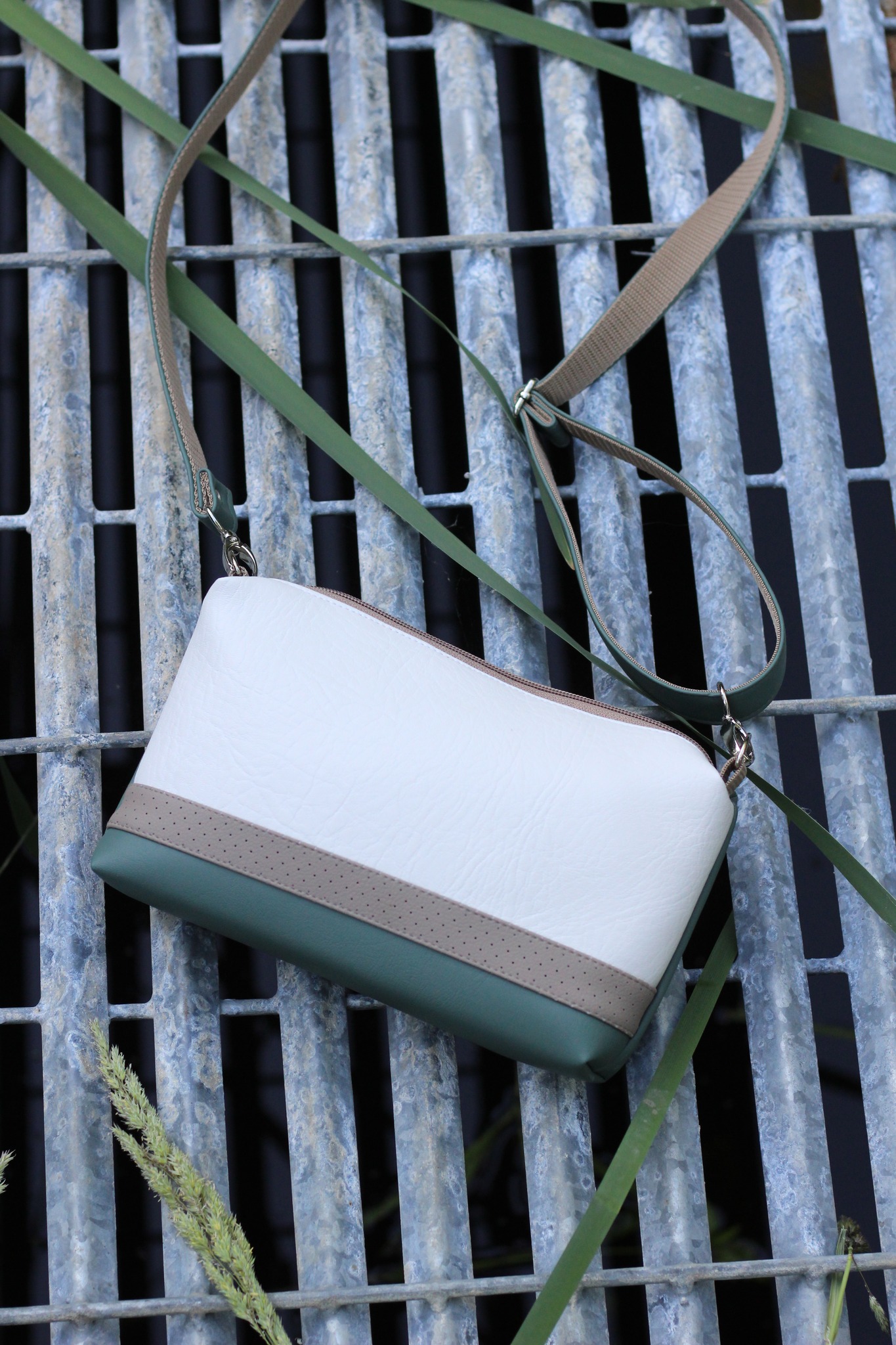 Rankinė su juostele 44