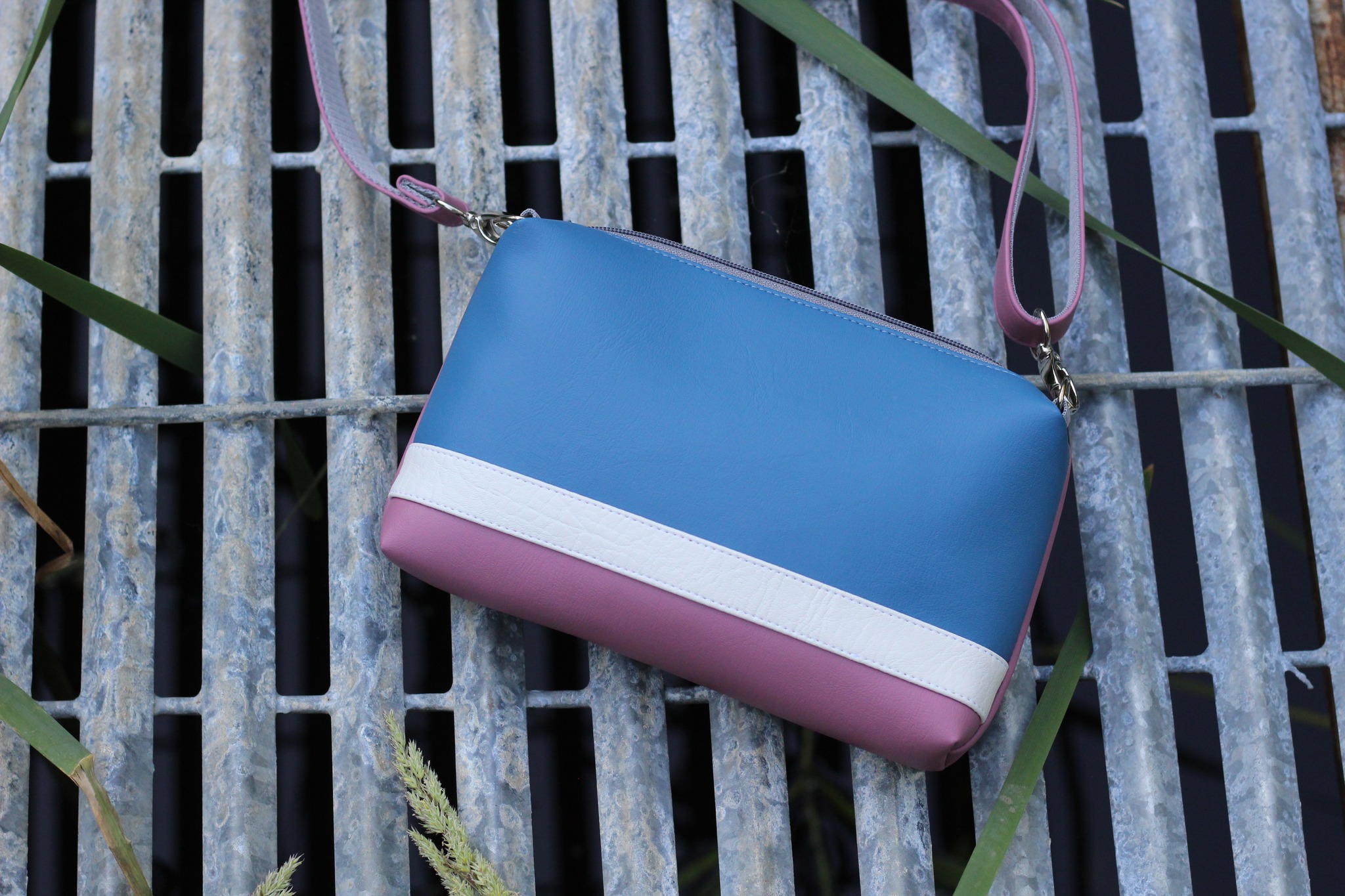 Rankinė su juostele 46