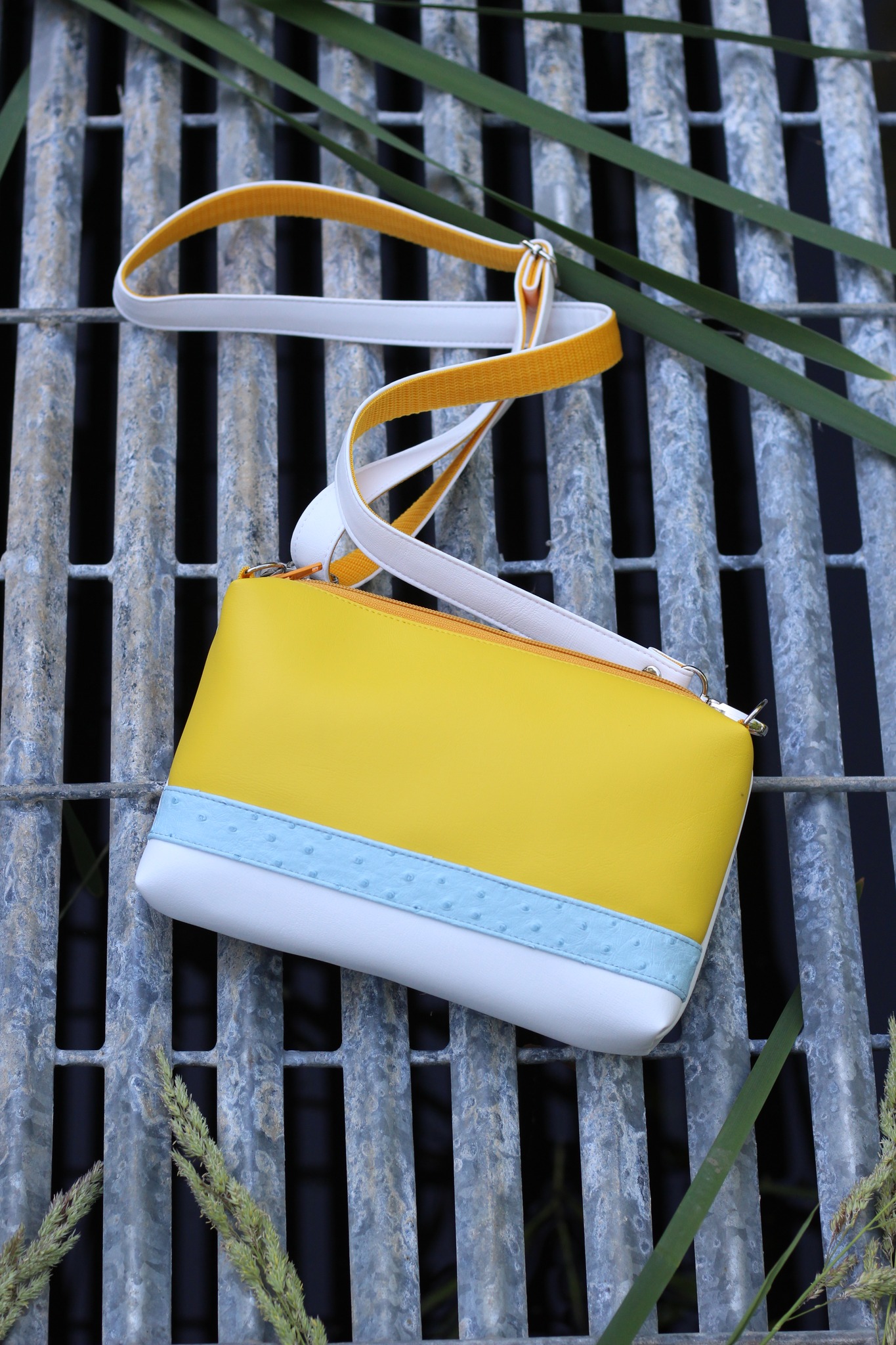 Rankinė su juostele 47